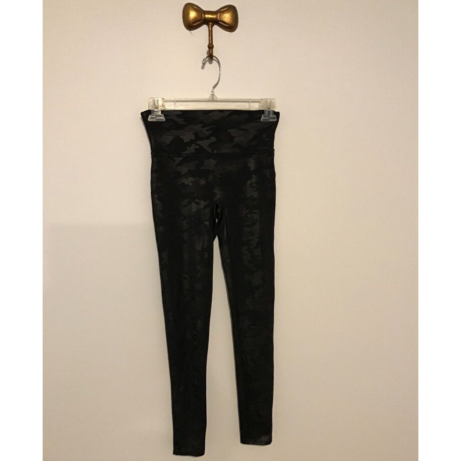 Spanx Spanx Faux Leather Camo Matte Black Leggings Size 27" / US 4 / IT 40 - 1 Thumbnail