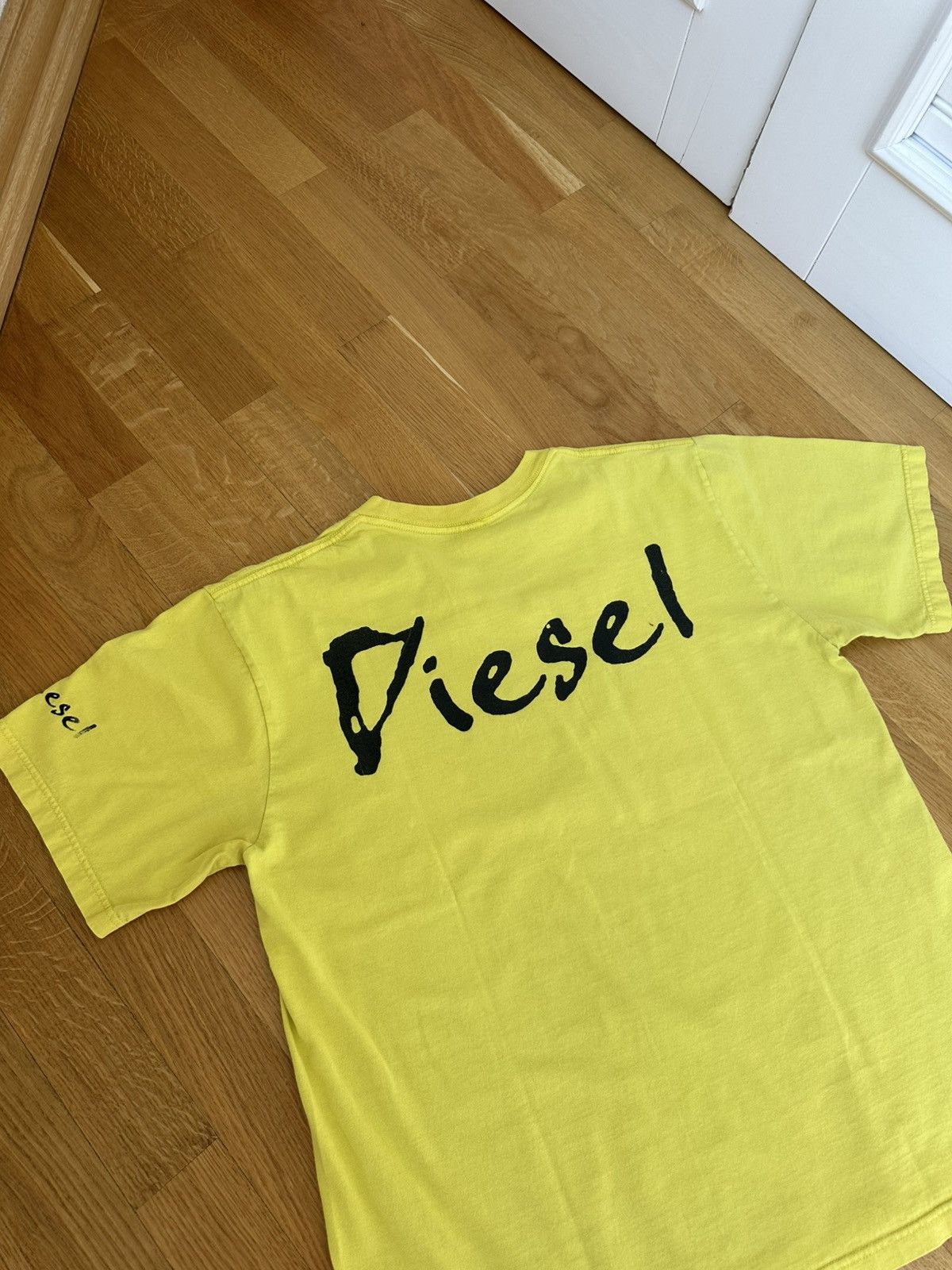 Diesel Vintage Mens Diesel Yellow T-shirt Big Logo Centre Fit Size US XL / EU 56 / 4 - 15 Thumbnail