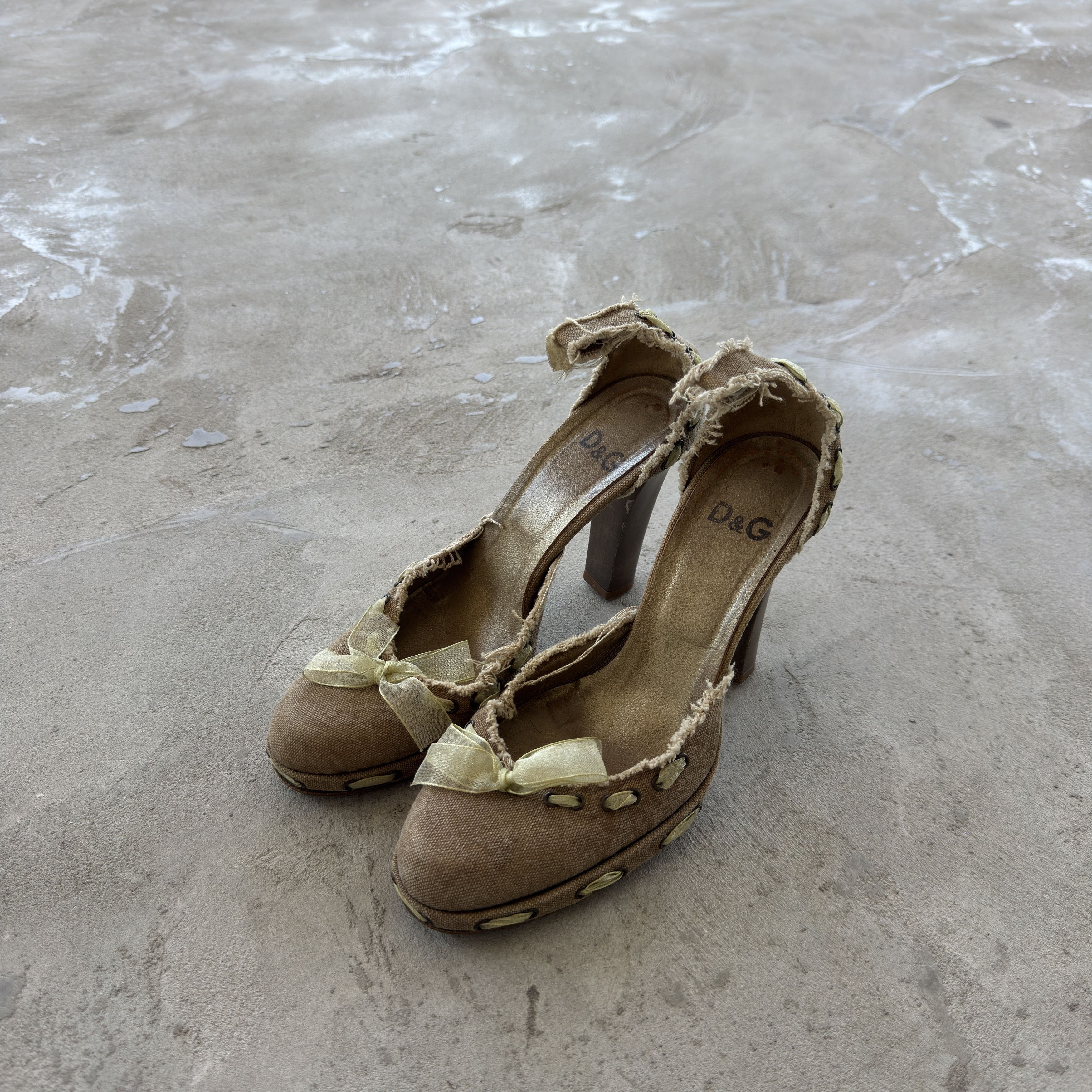 Dolce & Gabbana Vintage D&G Dolce Gabbana Tan Canvas Bow Heels Size 37 Size US 7 / IT 37 - 1 Thumbnail