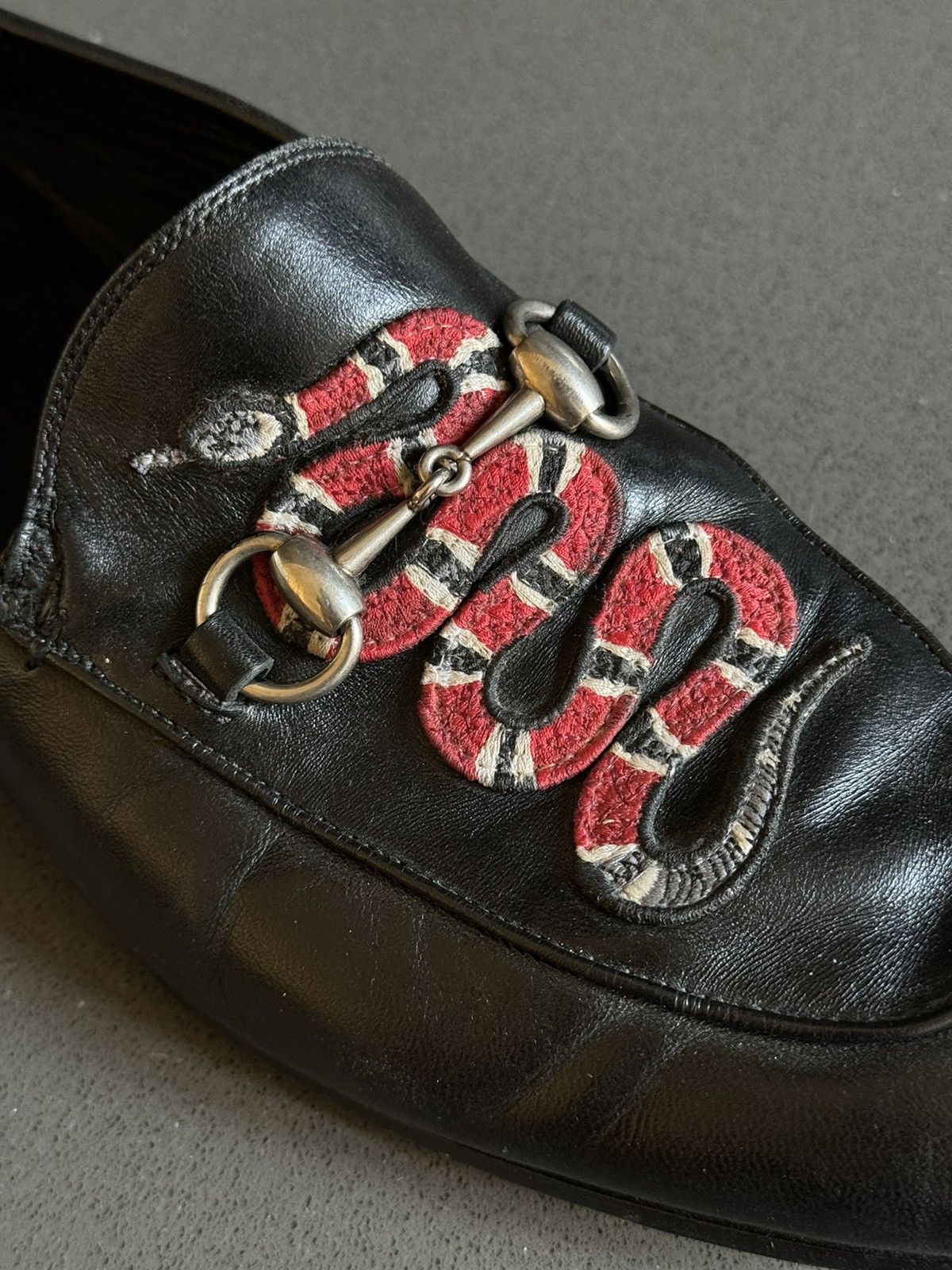 GUCCI brixton snake-appliqué LOAFERS