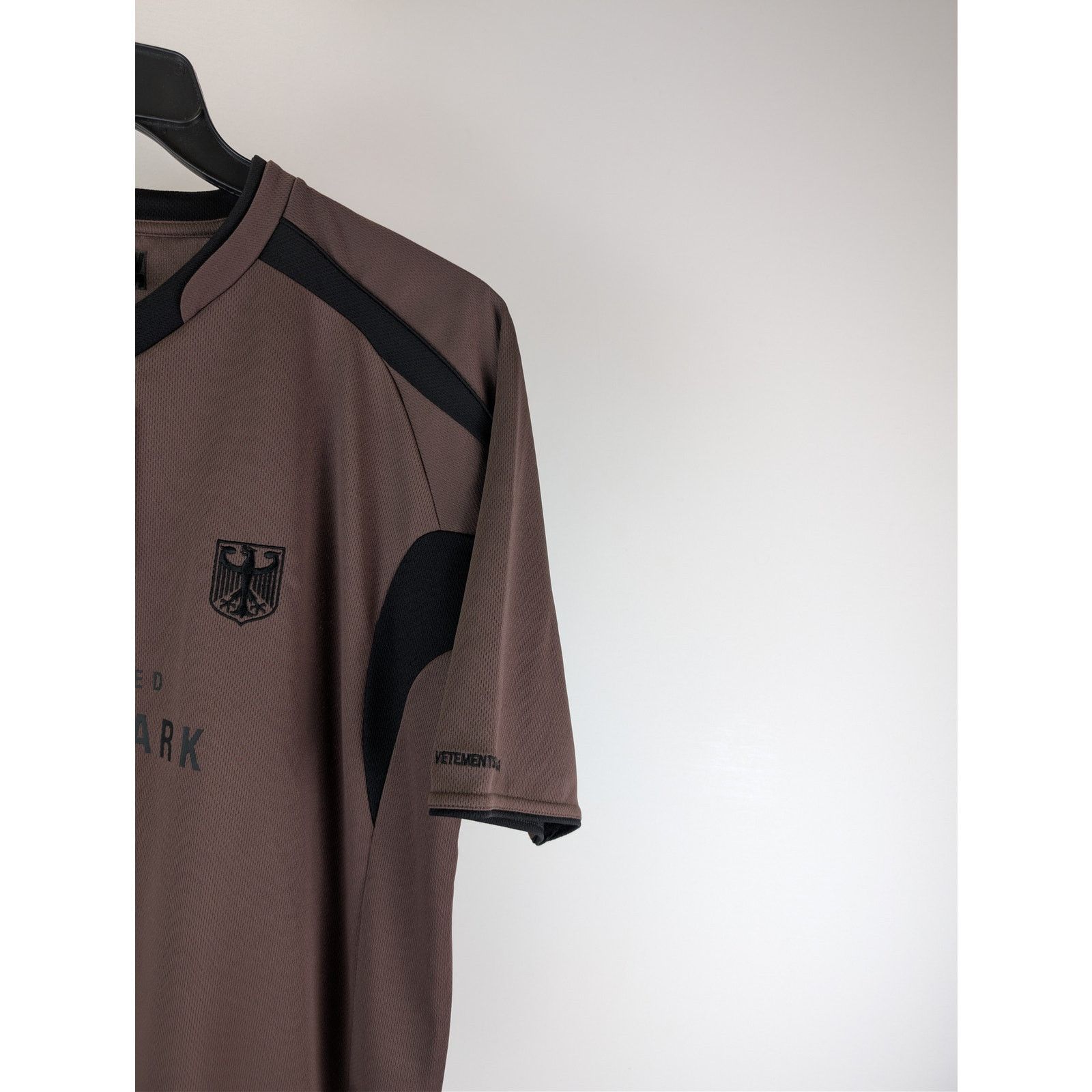 Vetements o1rshd1 Trademark Football Jersey T-Shirt in chocolate brown Size US S / EU 44-46 / 1 - 6 Thumbnail