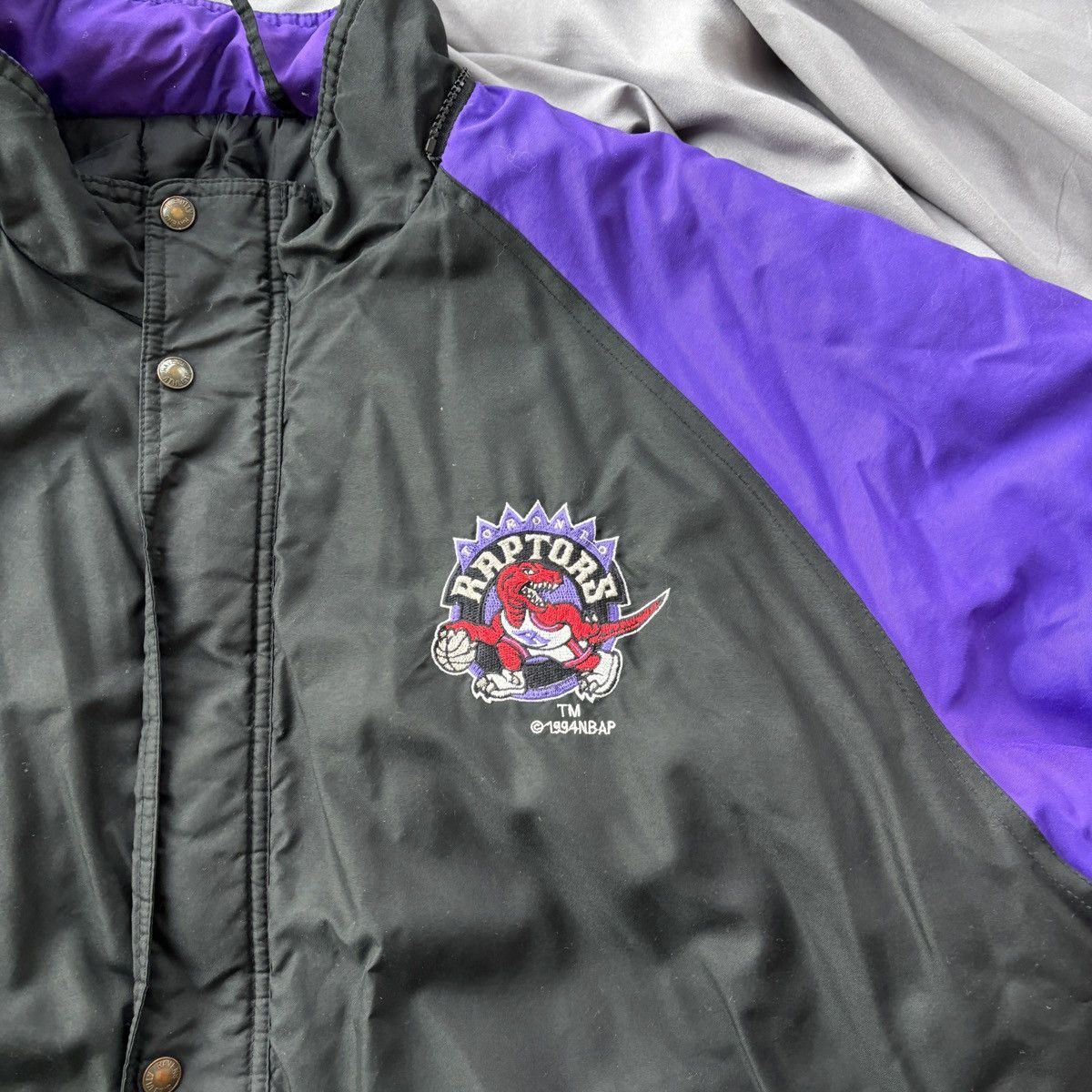 NBA 1994 Toronto Raptors Puffer Jacket Vintage NBA Raven Coat Size US XL / EU 56 / 4 - 5 Thumbnail