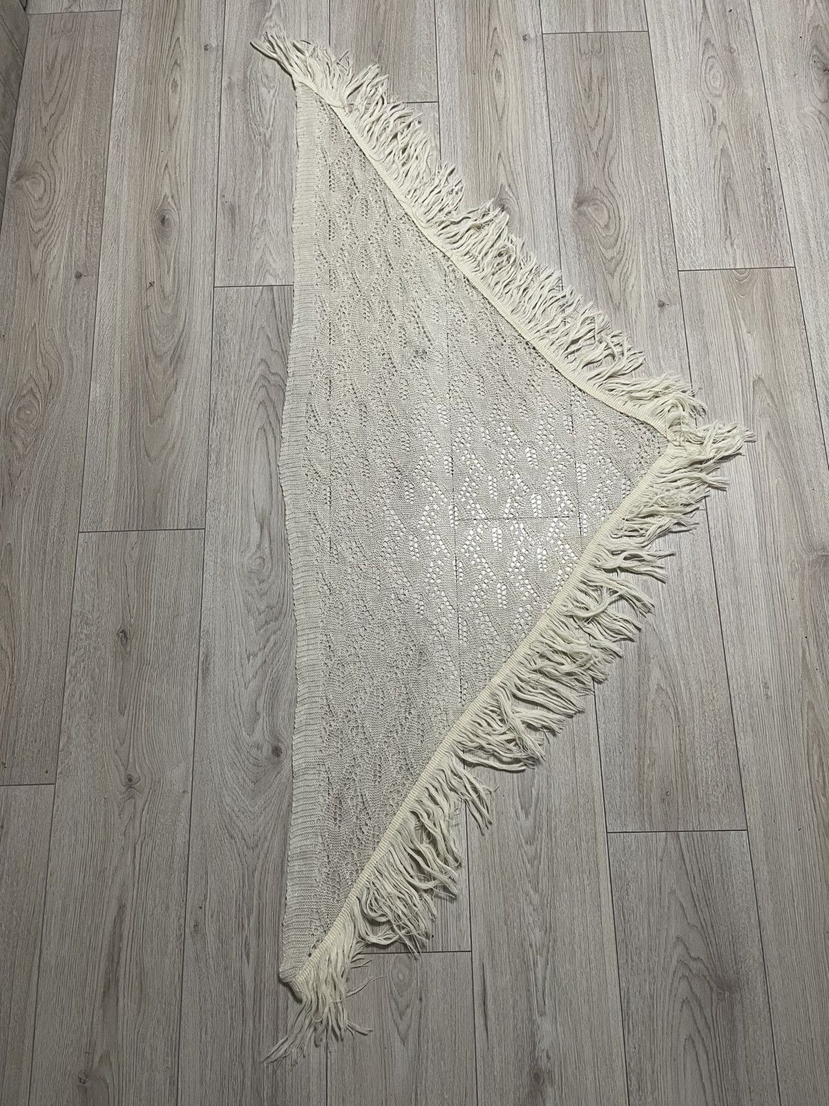 Japanese Brand Vintage Japanese Acrylic Knit Shawl with Fringe White Size ONE SIZE - 1 Thumbnail