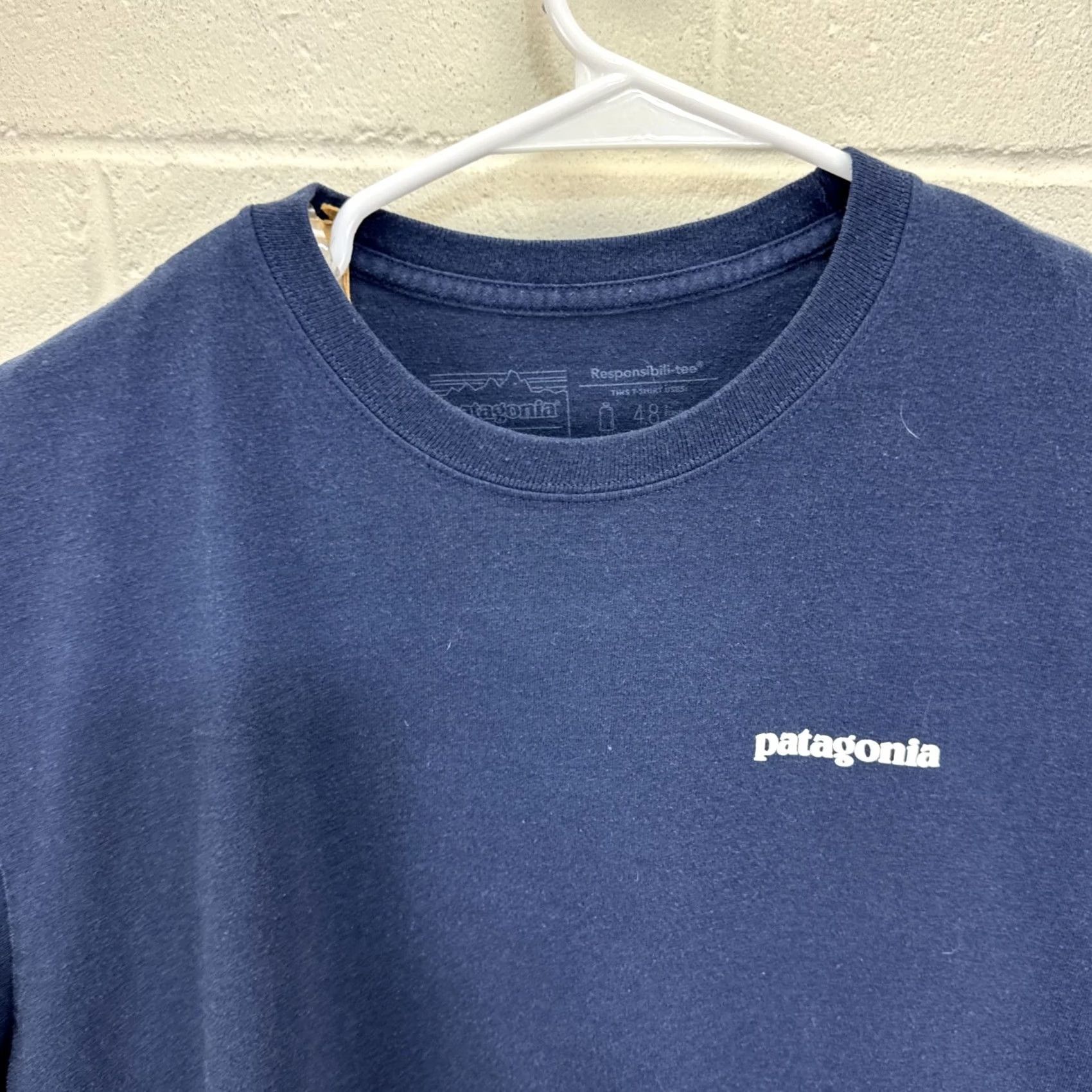 Patagonia Patagonia Shirt Mens Large Navy Blue P-6 Logo Graphic T-shirt Short Sleeve Blue Cotton Polyester Crew Neck Men’s Regular Size US L / EU 52-54 / 3 - 4 Thumbnail