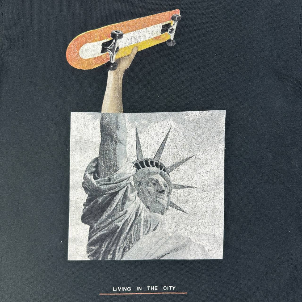 Bershka Bershka Statue of Liberty Living In The City Tshirt Size US S / EU 44-46 / 1 - 3 Thumbnail