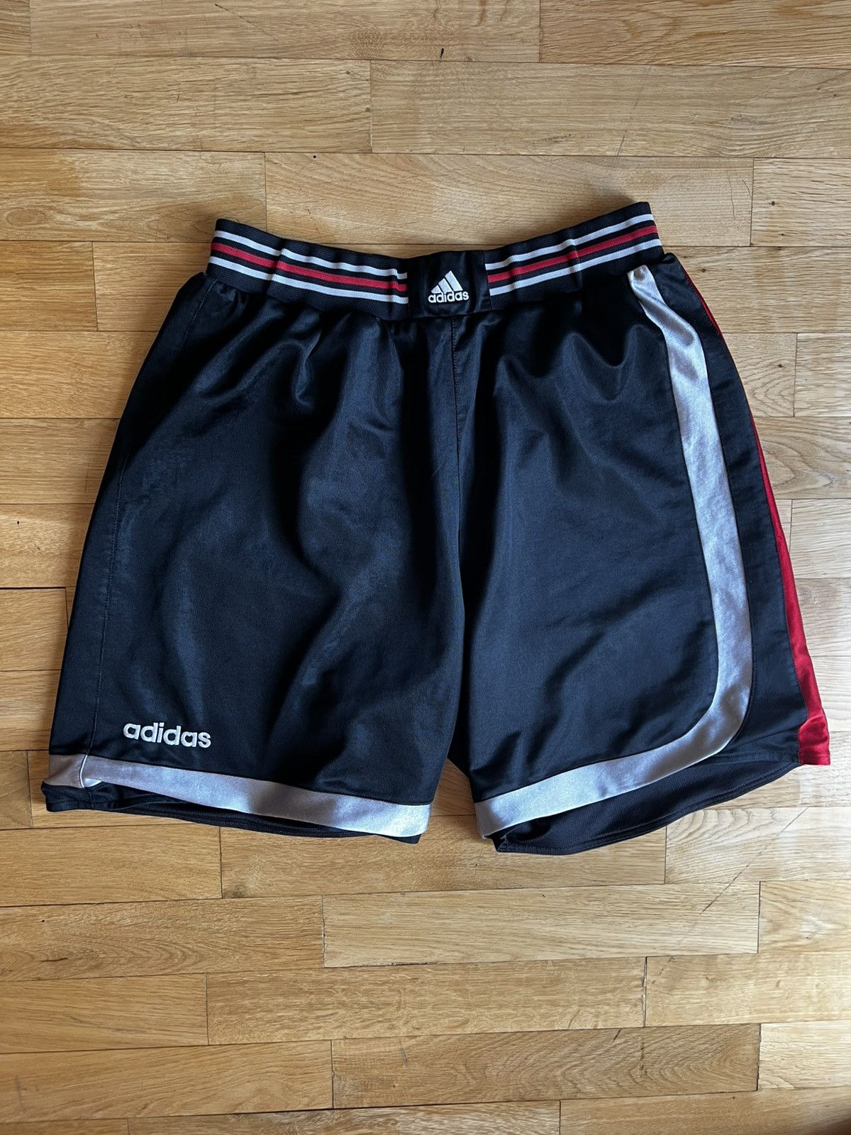 Adidas Adidas Vintage shorts size M Size US 32 / EU 48 - 1 Thumbnail