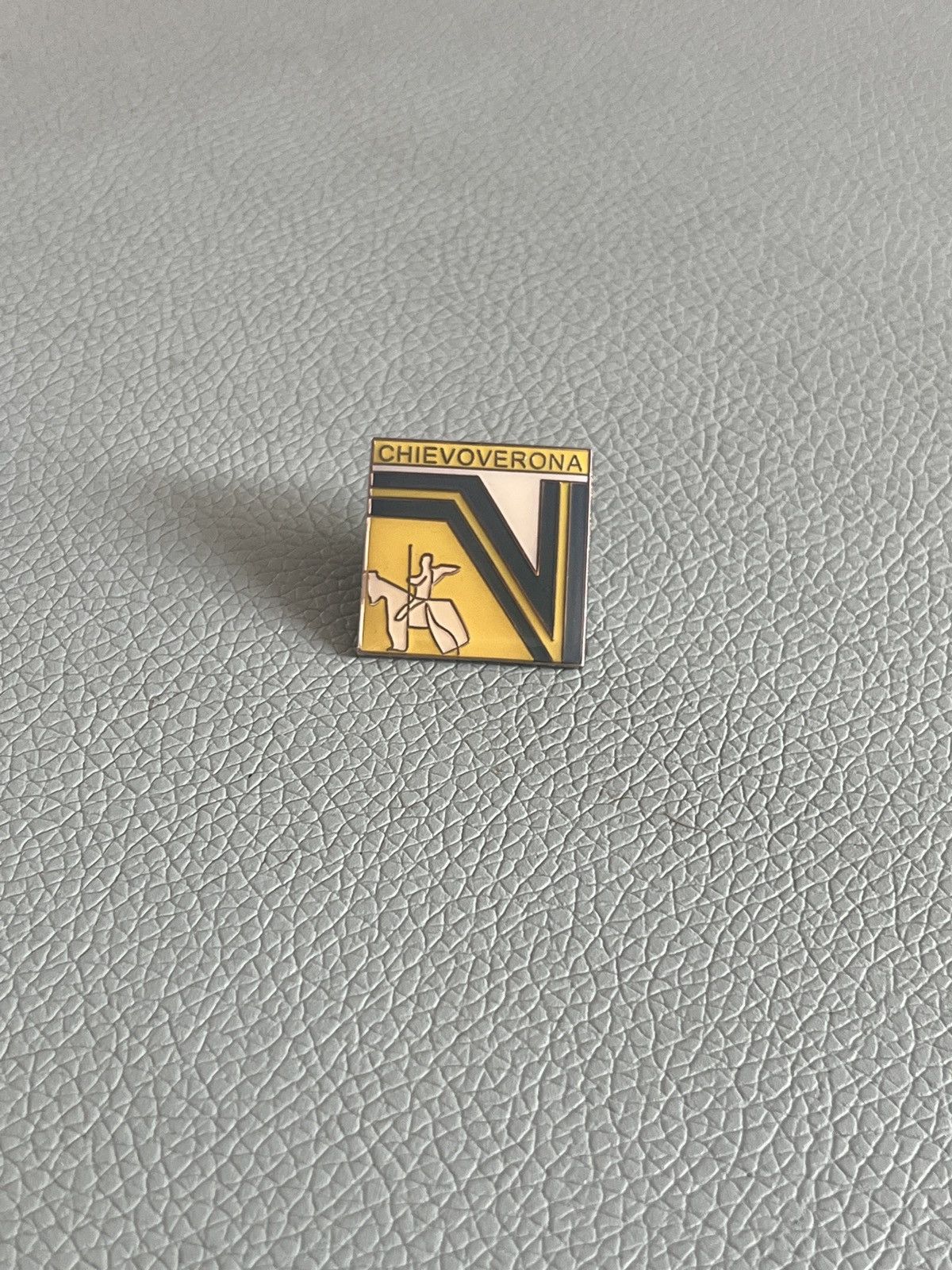 Vintage Chievo Verona logo vintage pin (RIP) Size ONE SIZE - 1 Thumbnail