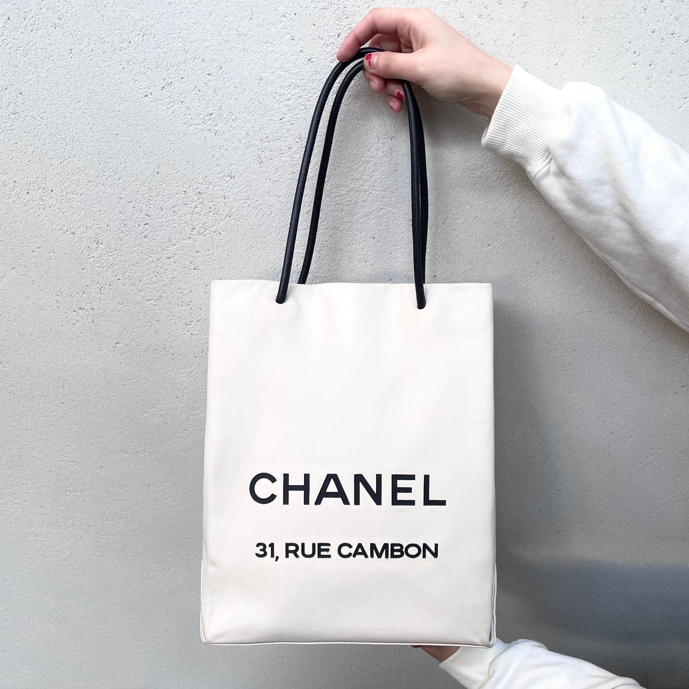 Chanel Chanel Logo Essential Tote Bag White/2009Ss Size ONE SIZE - 1 Thumbnail