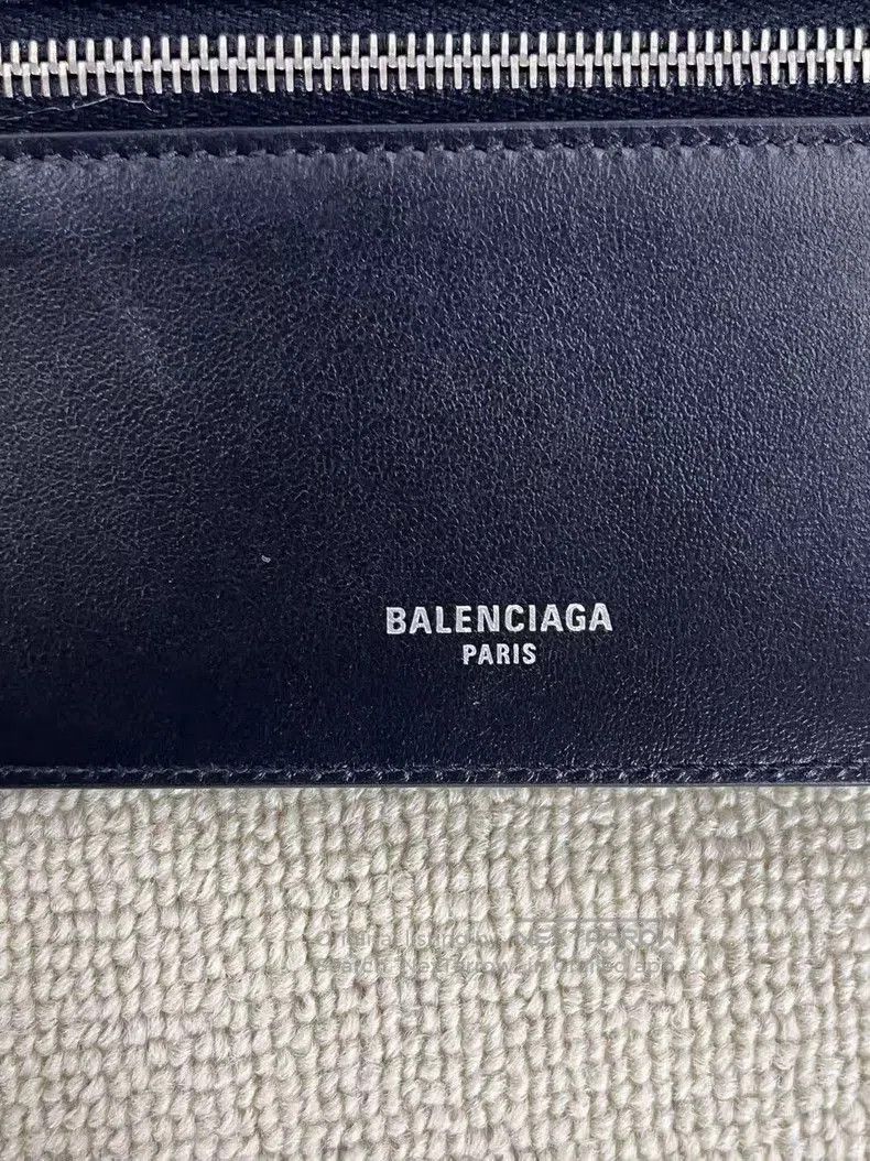 Balenciaga Balenciaga Passport Leather Logo Embossed Case. Size ONE SIZE - 5 Thumbnail