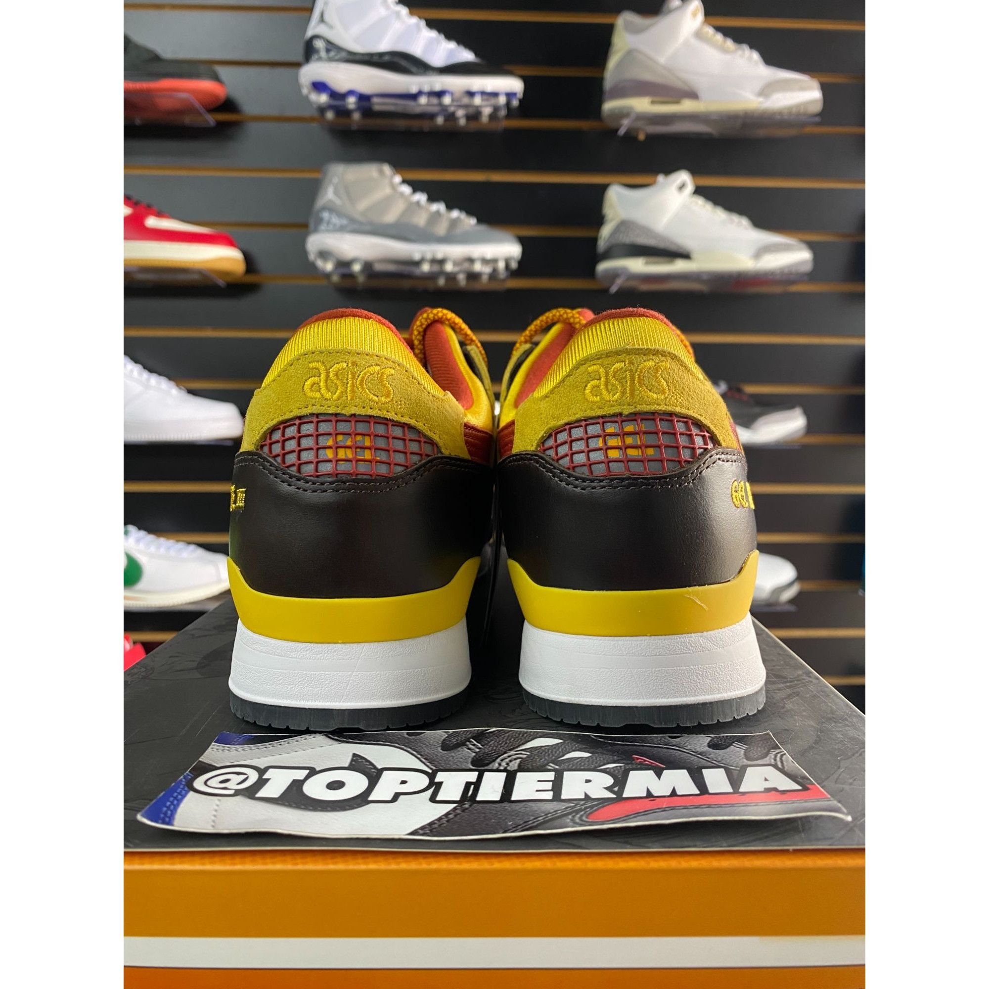 Asics ASICS GEL LYTE 3 X KITH X MARVEL REMASTERD WOLVERINE 1980 SZ Size US 9 / EU 42 - 4 Thumbnail