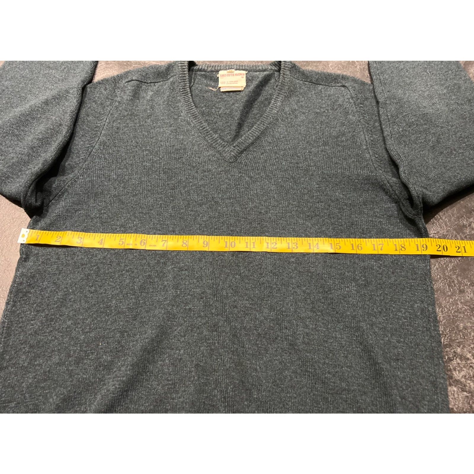 Saks Fifth Avenue Saks Fifth Avenue Sweater V-Neck Pullover Green 38 Men 100% Pure Lambswool Size 38 Regular 변 Size US M / EU 48-50 / 2 - 6 Thumbnail