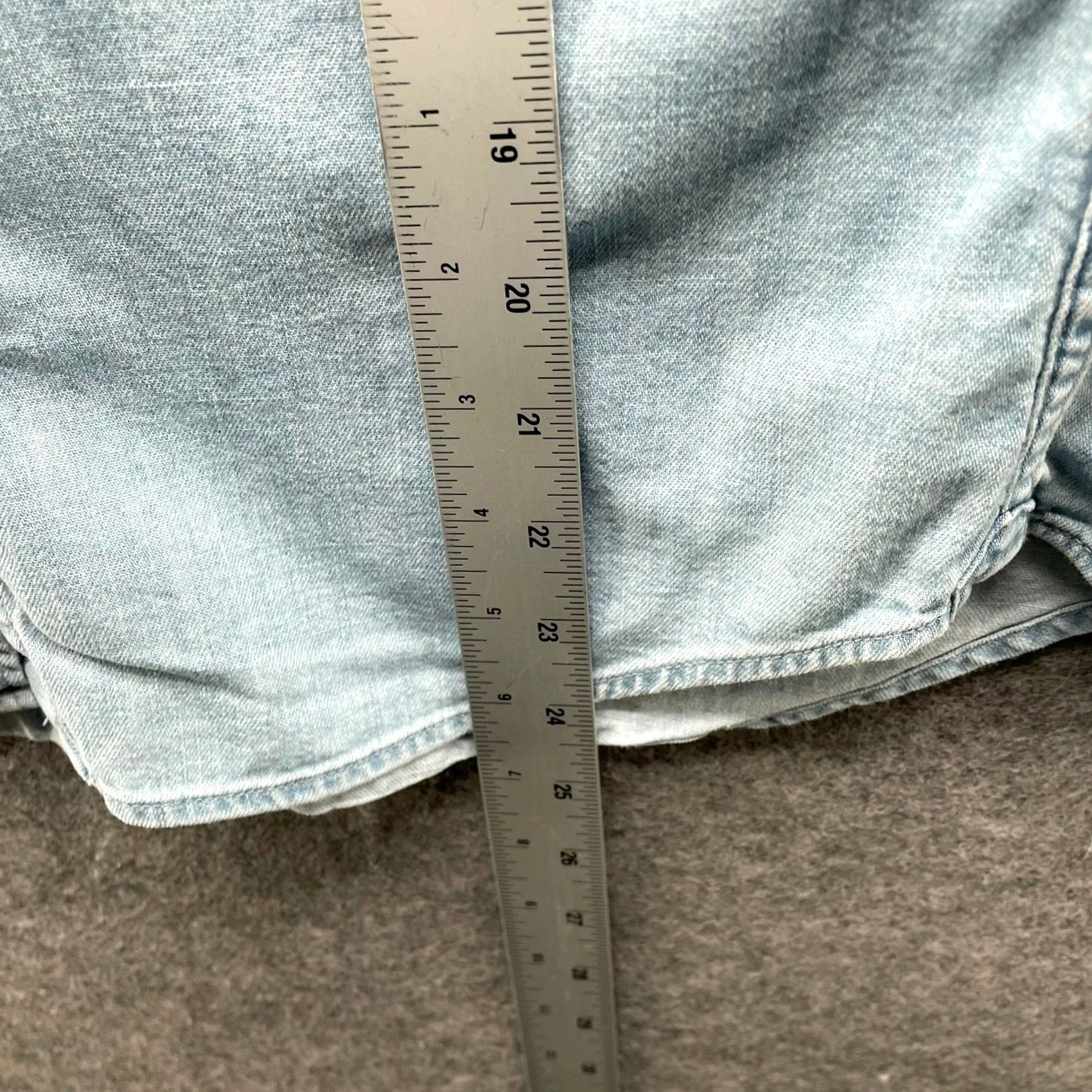 Uniqlo Uniqlo Chambray Button Down Shirt Womens M Light Blue Long Sleeve Denim Size M / US 6-8 / IT 42-44 - 8 Thumbnail