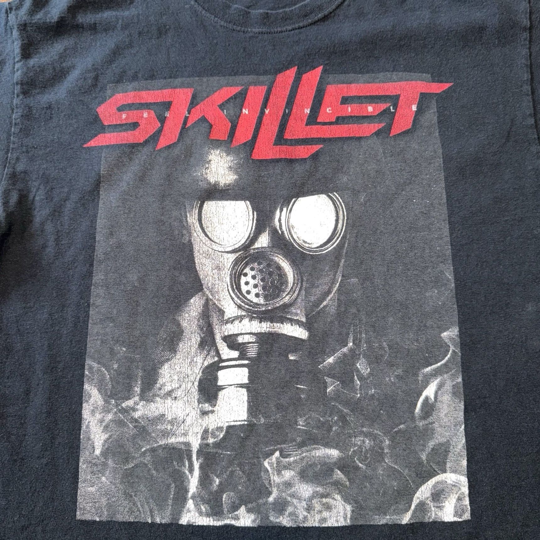 Vintage Skillet Feel Invincible T Shirt Large Christian Rock Faded Gas Mask Size US L / EU 52-54 / 3 - 2 Thumbnail