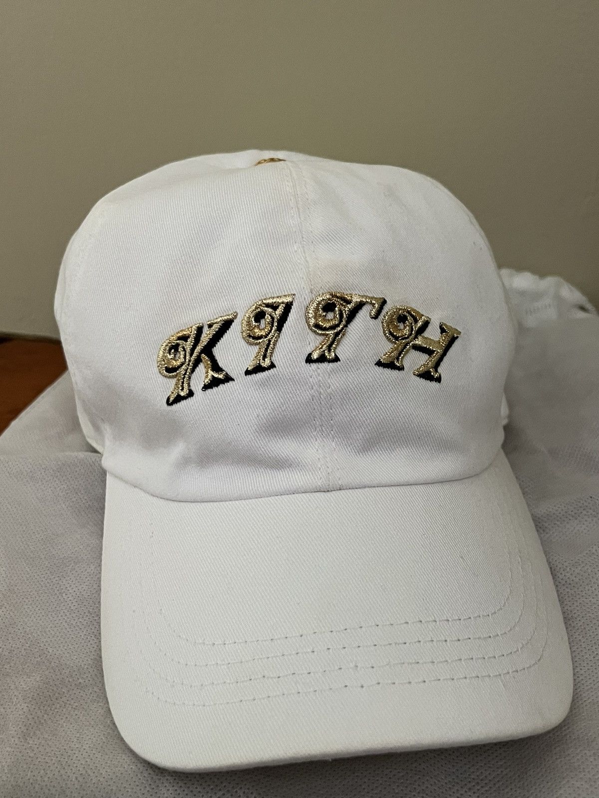 Kith × Versace Versace X Kith White and gold “Kith” strap back hat Size ONE SIZE - 1 Thumbnail