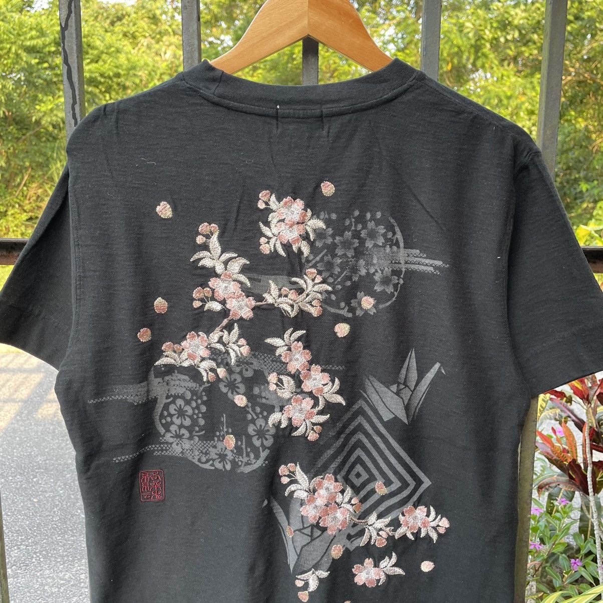 Japanese Brand 🔥Karakuri Tamashi Embroidered Motive Flower Sukajan Tee Size US L / EU 52-54 / 3 - 3 Thumbnail