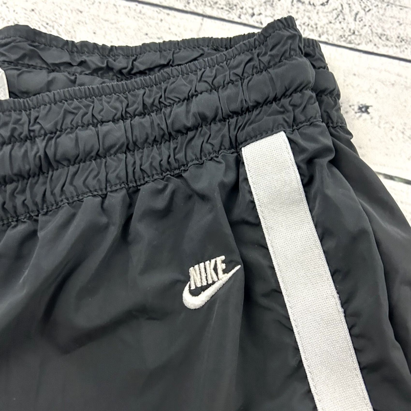 Nike VINTAGE Nike Track Pants Women's M Black 90s Activewear Pants Womens Medium Black 90s Nike Shorts? Size 32" / US 10 / IT 46 - 2 Thumbnail