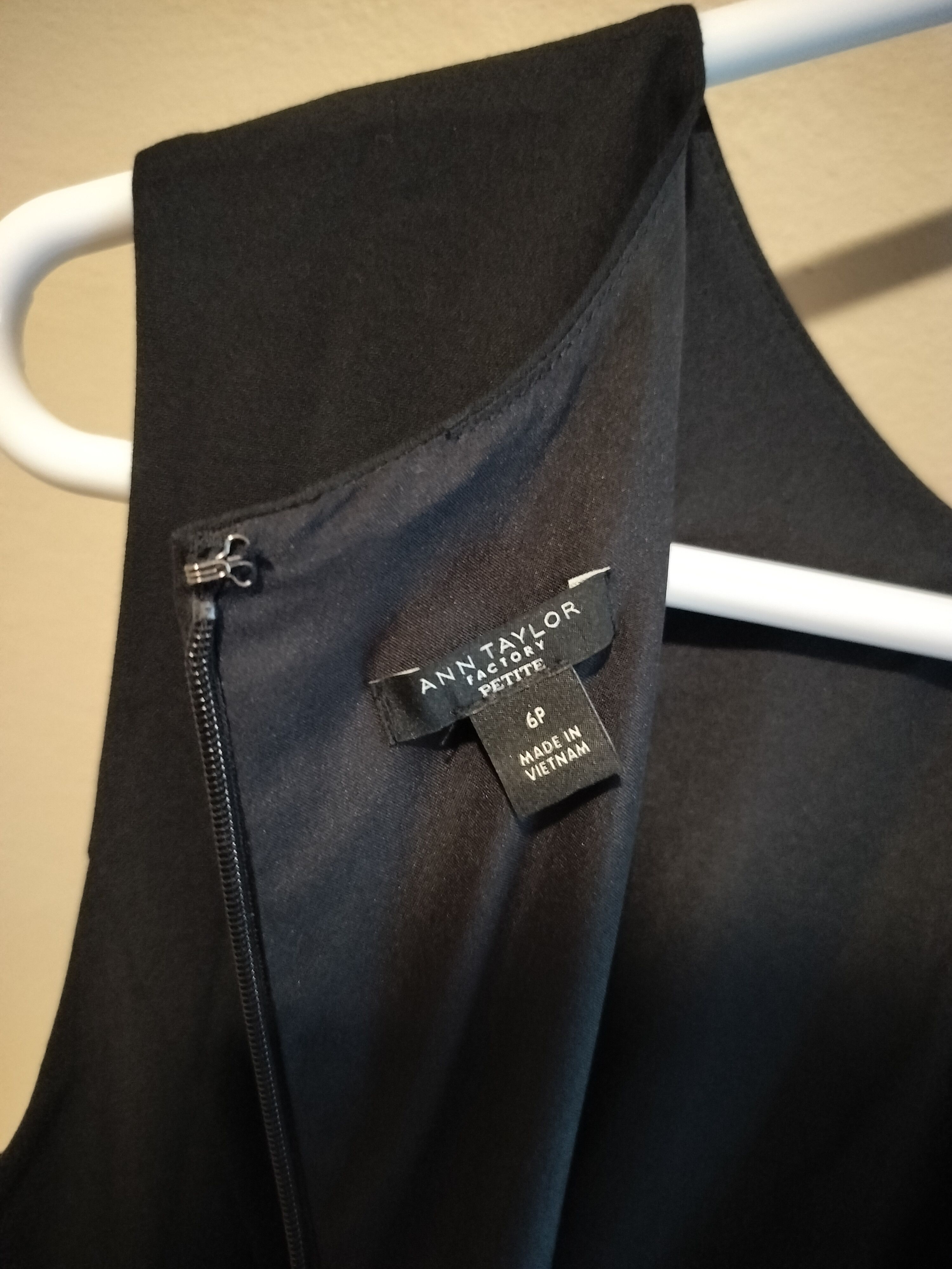 Ann Taylor Black little dress, office chic, minimalist preppy, tailored Size M / US 6-8 / IT 42-44 - 3 Thumbnail