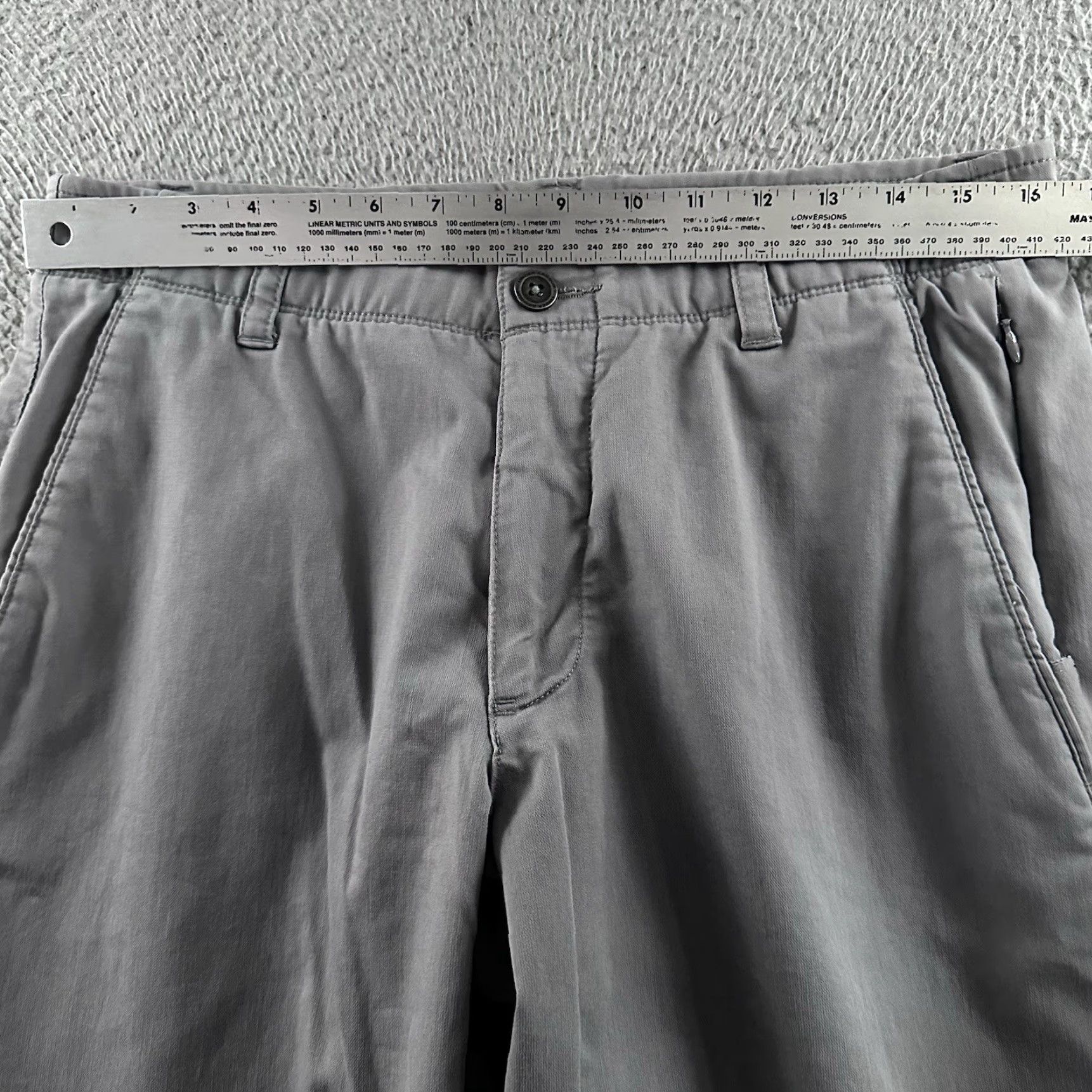 Under Armour VINTAGE? No, Under Armour Mens Pants Gray 33x32 Chino Tech Hybrid Polyester Blend Size US 33 - 7 Thumbnail