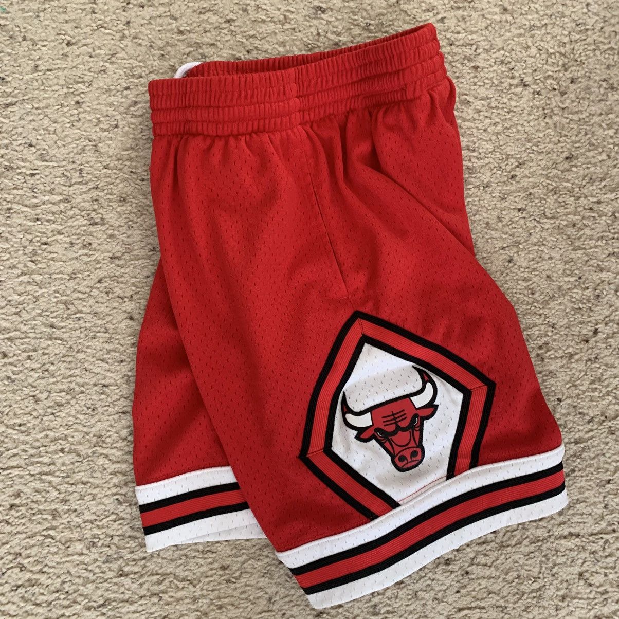 Mitchell & Ness Mitchell & Ness Chicago Bulls Swingman Shorts Size US 30 / EU 46 - 1 Thumbnail