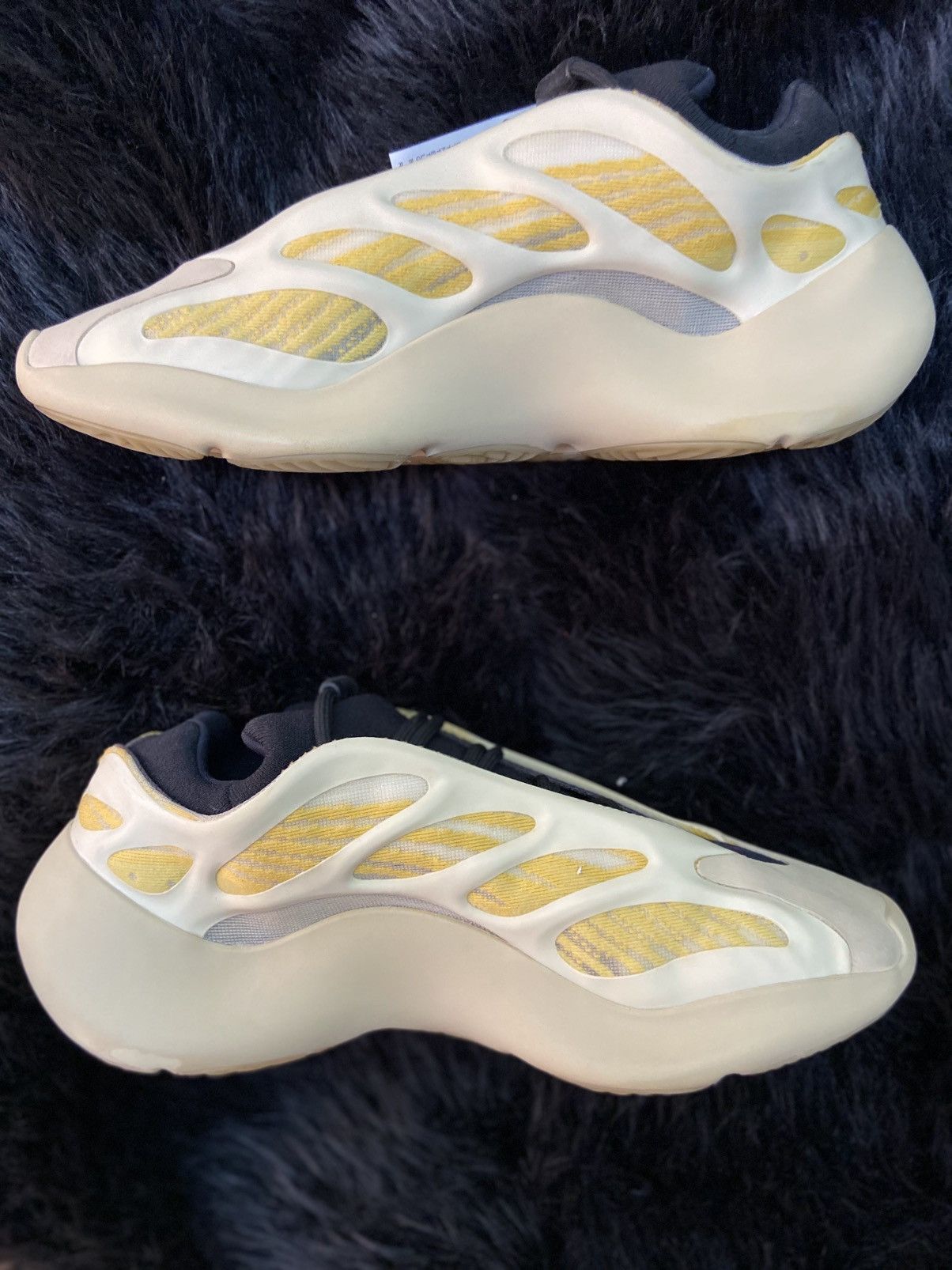 Adidas YEEZY 700 V3 Size US 11 / EU 44 - 1 Thumbnail