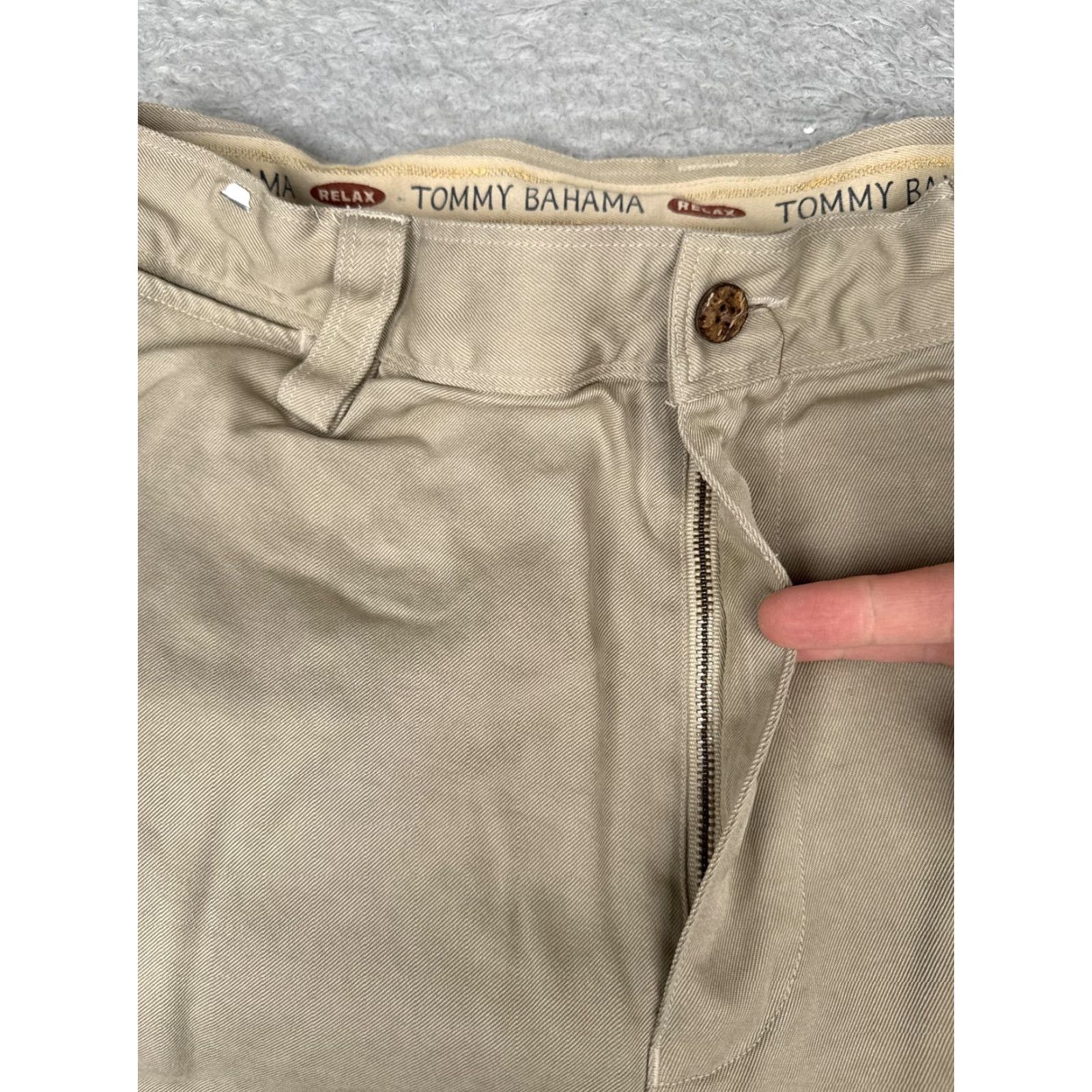 Tommy Bahama Tommy Bahama Shorts Mens 33 Khaki 100% Silk Chino Flat Front Golf Casual Size US 33 - 6 Thumbnail