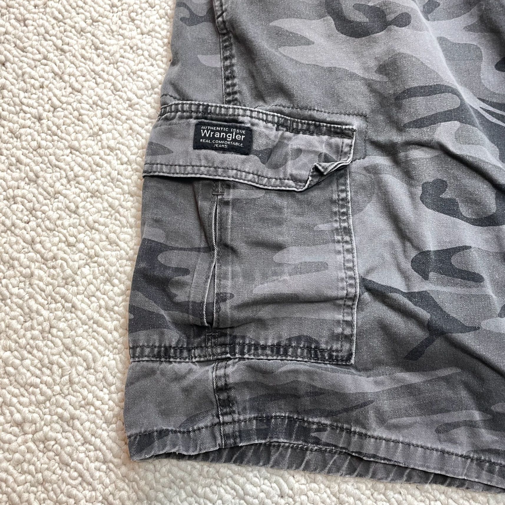Wrangler Wrangler Cargo Shorts Mens 44 Gray Camo Camoflauge Pockets 9.5" Inseam Adult Size US 43 - 2 Thumbnail