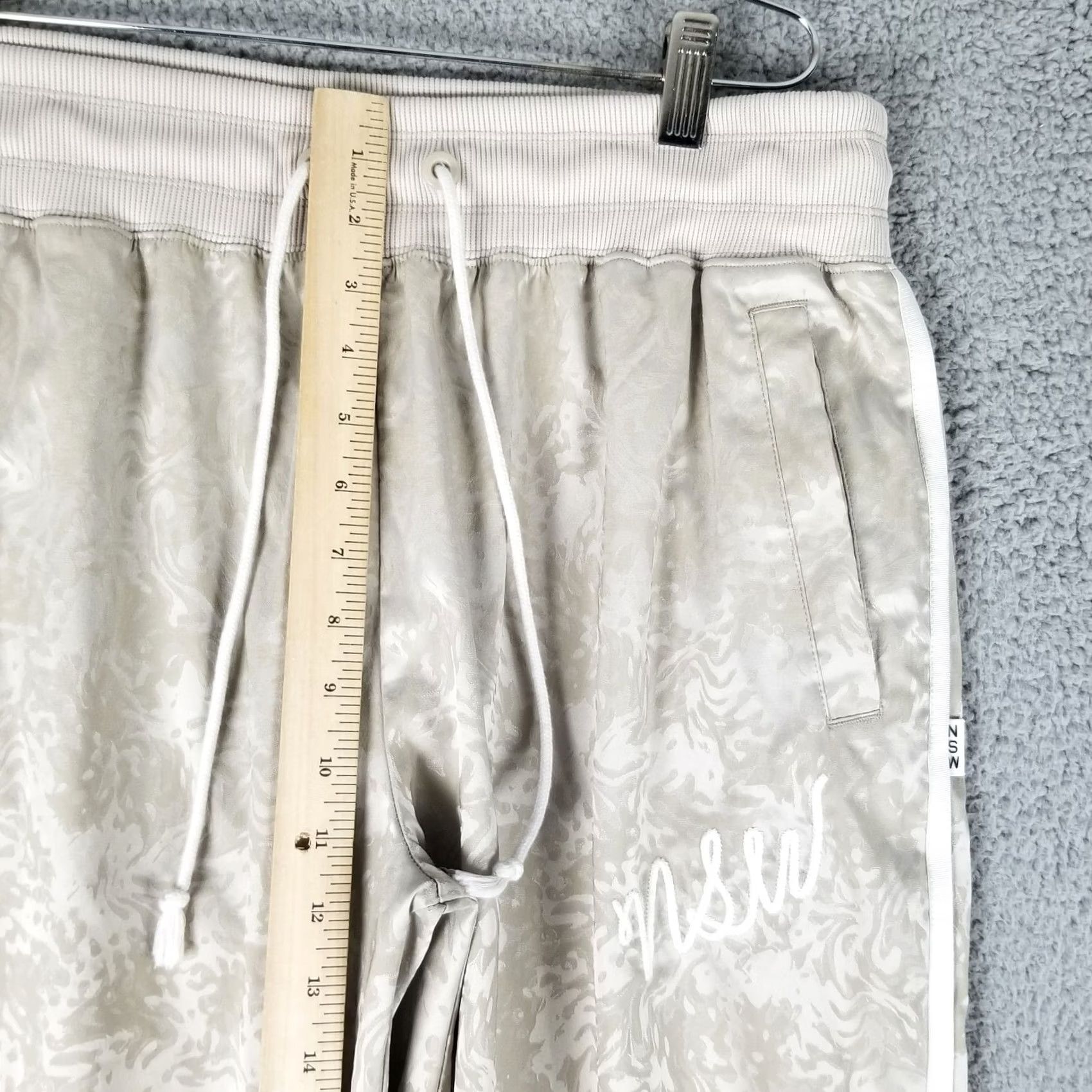 Nike Nike Sportswear Track Pants Women XL Brown Zip Ankles 941887-221 Camouflage Pattern Activewear Pants Size 40" / US 18 - 3 Thumbnail