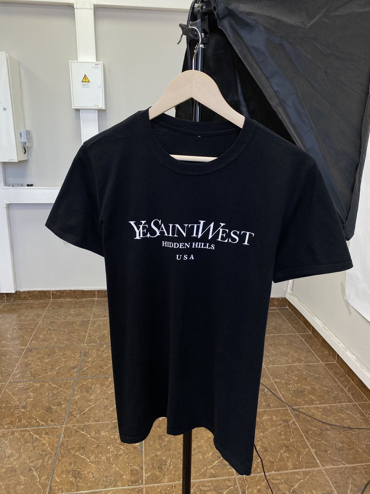 4GSELLER 🇺🇸 Ye Saint West Hidden Hills USA Kanye West Print Logo T-Shi Size US M / EU 48-50 / 2 - 1 Thumbnail