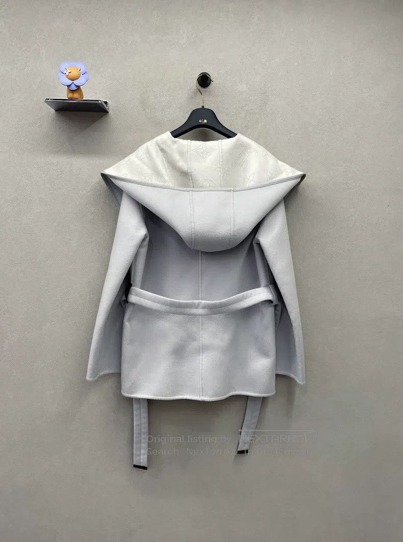 Louis Vuitton Louis Vuitton Large logo grey short hooded long-sleeved co Size S / US 4 / IT 40 - 2 Thumbnail