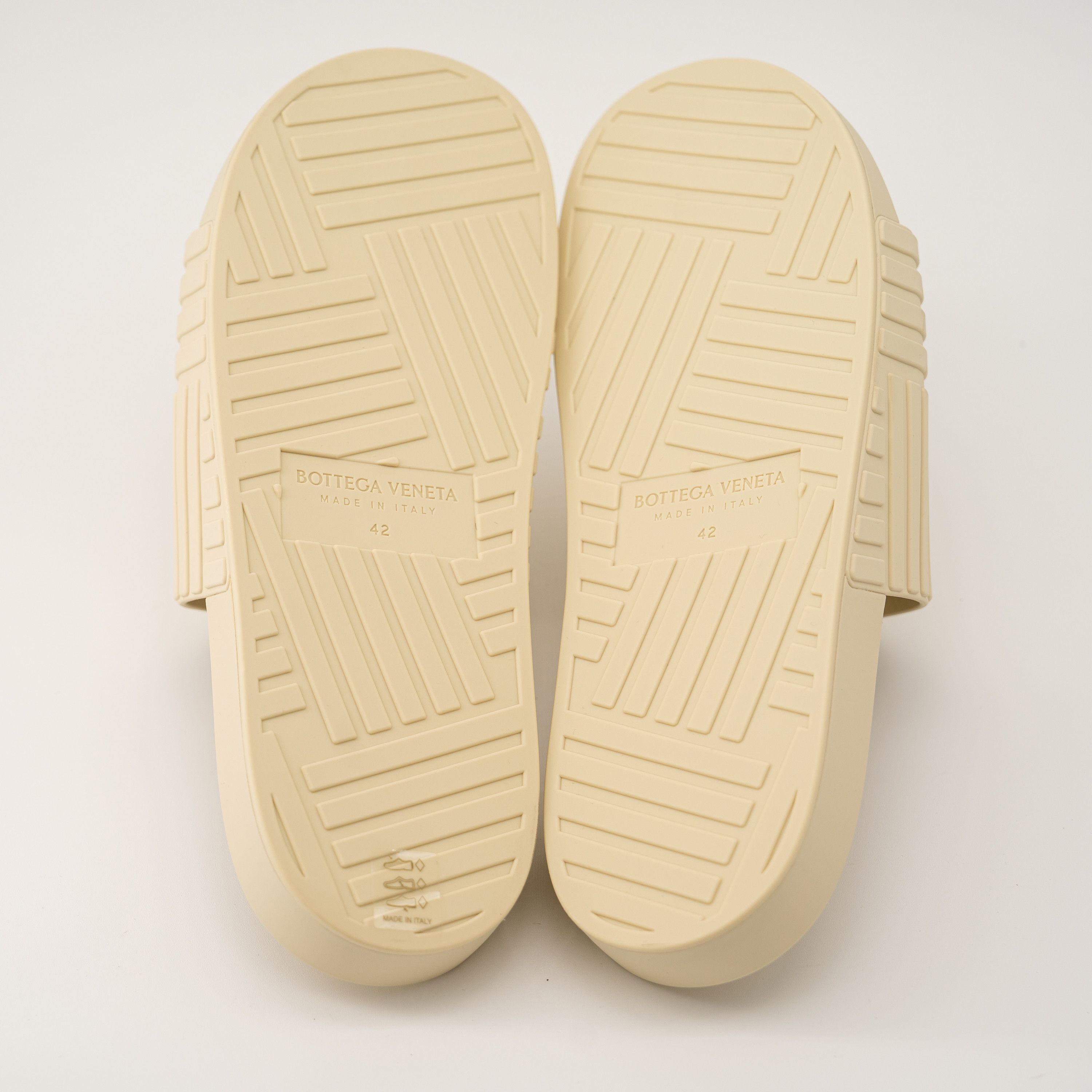 Bottega Veneta 42 9 us Bottega Veneta Sea Salt Rubber Slide Sandals Cream Size US 9 / EU 42 - 8 Thumbnail