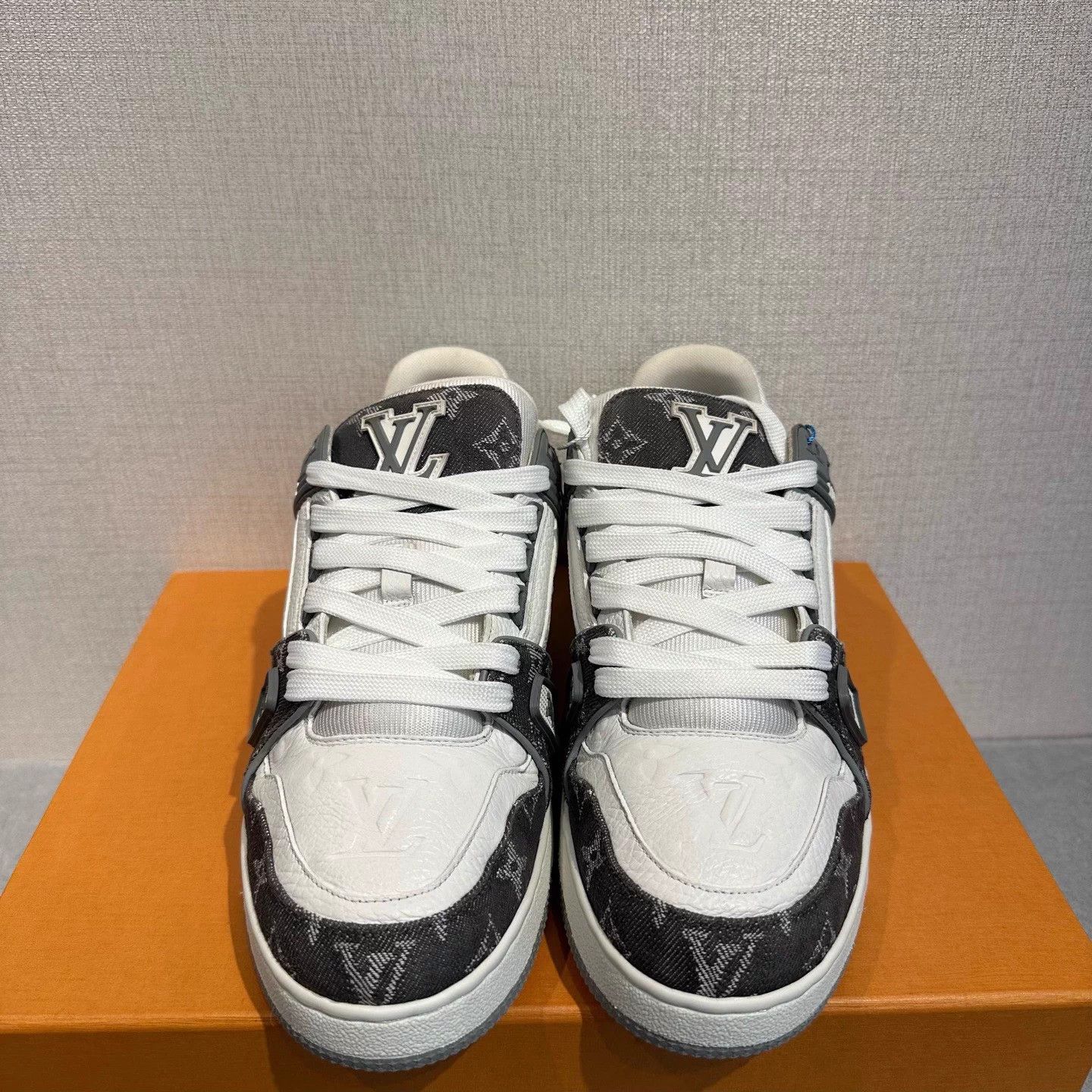 Louis Vuitton lv Trainer gray white denim 41 99 New Size US 8 / EU 41 - 2 Thumbnail