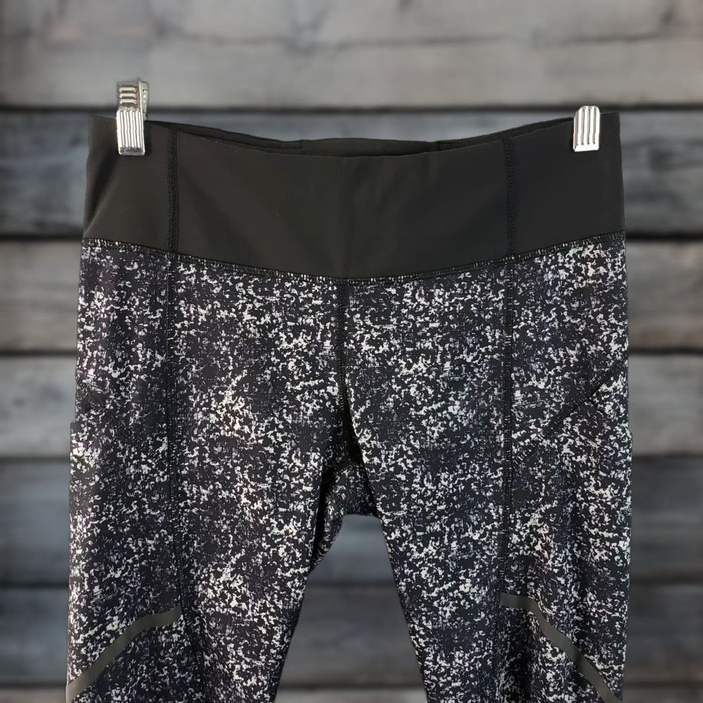 Lululemon Lululemon Womens Capri Leggings Sz 6 Black Purple Mid Rise Capri Leggings Womens 6 Black Purple Activewear Tight Legging Mens Womens Boys Girls Size 28" / US 6 / IT 42 - 1 Thumbnail
