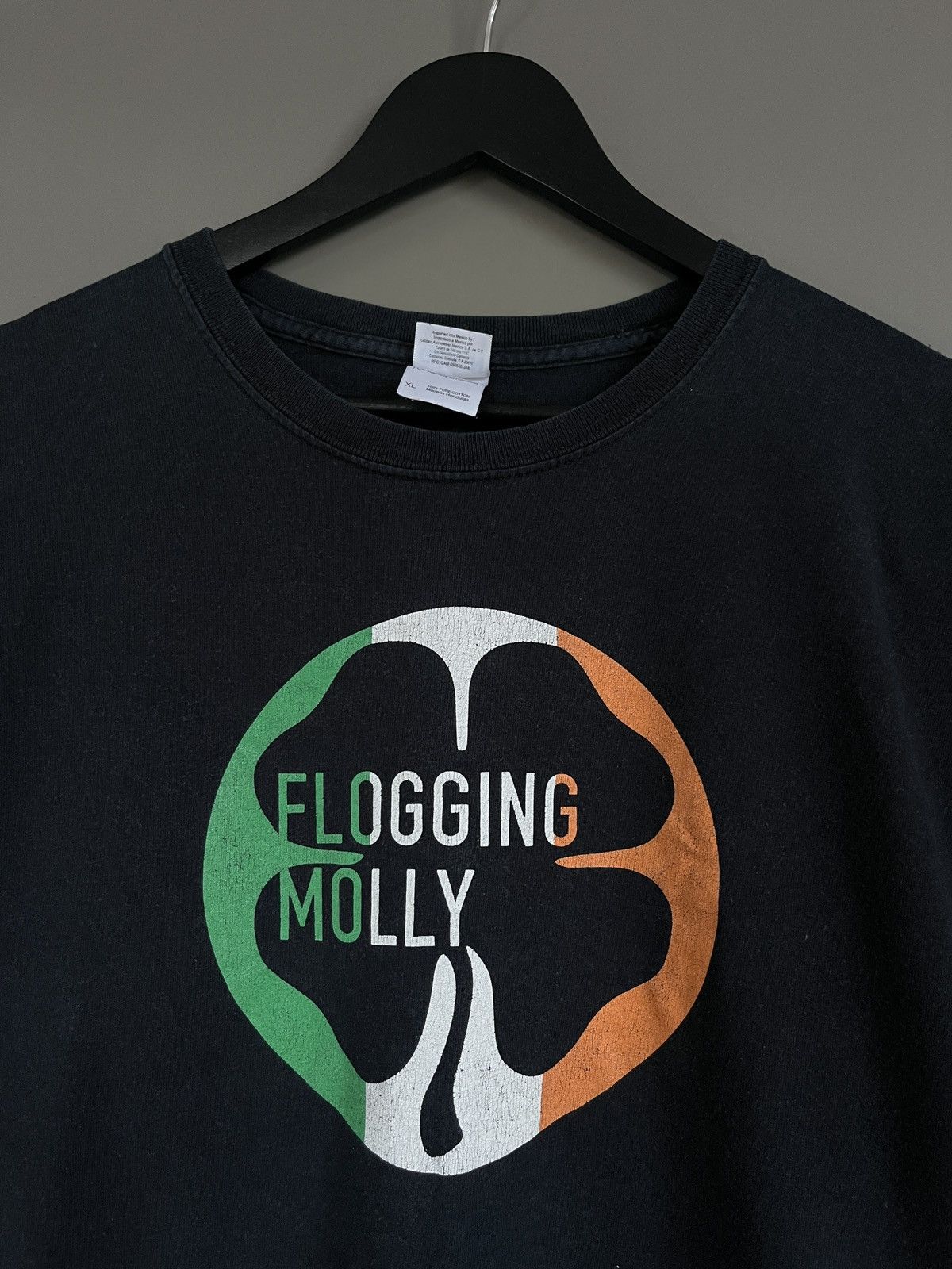 Band Tees Flogging Molly Black T-shirt Size US XL / EU 56 / 4 - 2 Thumbnail
