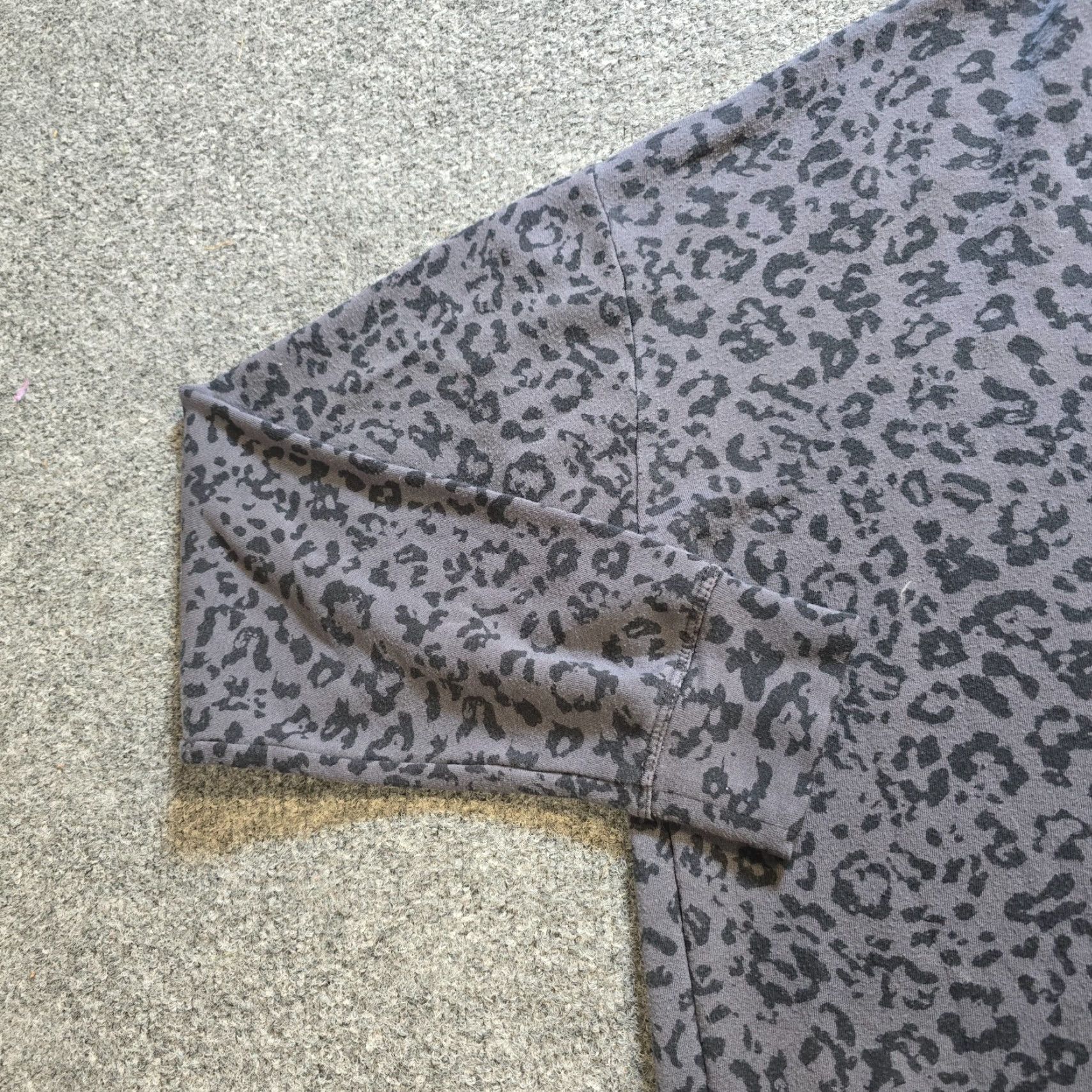 Athleta Athleta Top Women Small Gray Leopard Sweatshirt Crew Neck Long Sleeve Stretchy Shirt Size S / US 4 / IT 40 - 3 Thumbnail