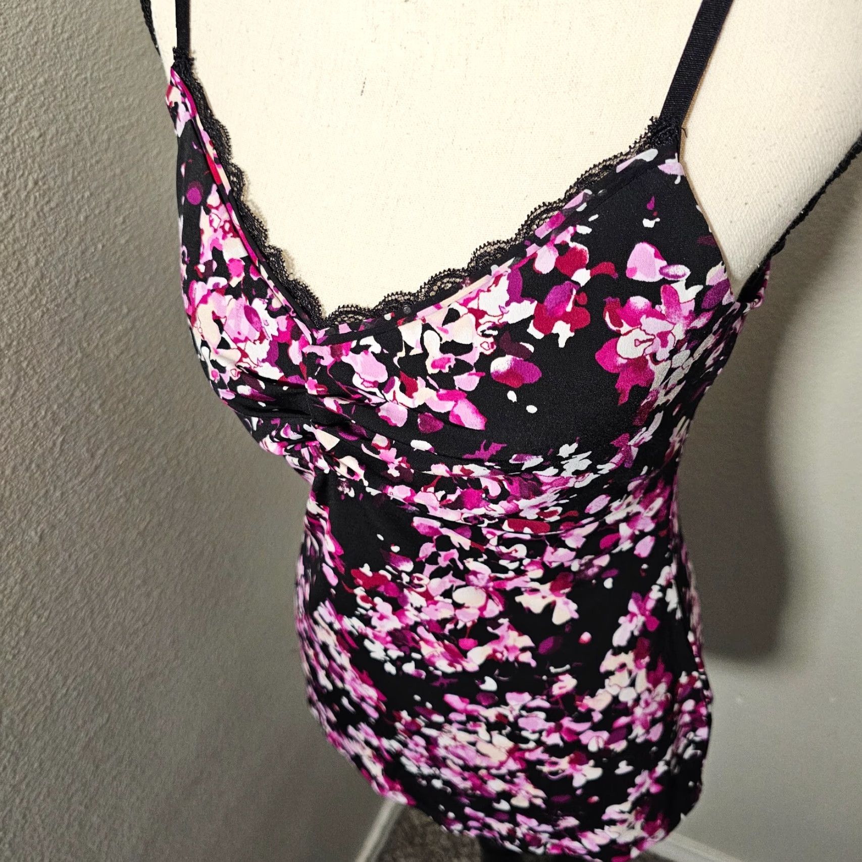 White House Black Market White House Black Market Flower Tank Top Size Medium Black Ruched Chest Size M / US 6-8 / IT 42-44 - 2 Thumbnail
