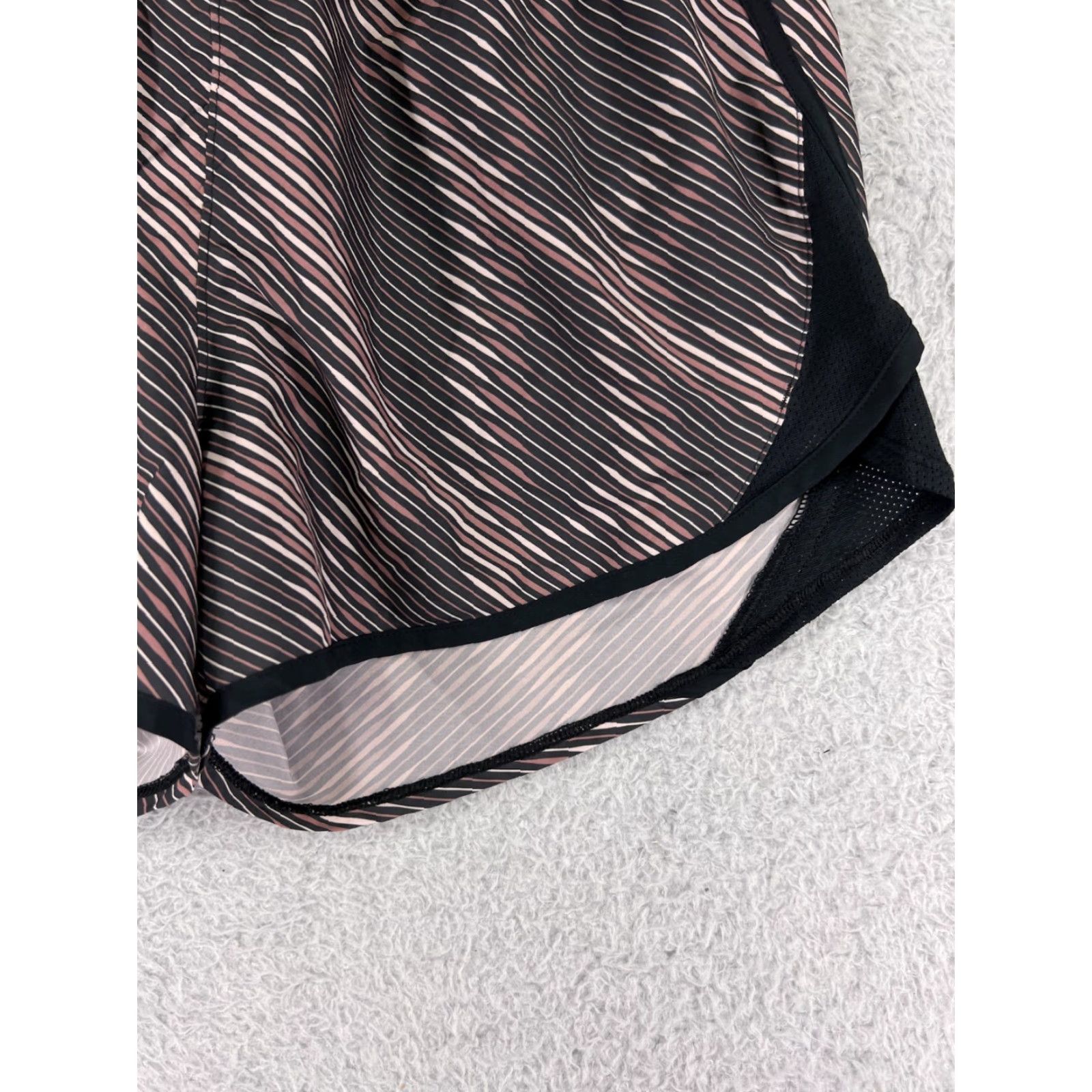 Under Armour Under Armour Shorts Womens M Pink Black Striped Running Jogging Polyester Athletic Breathable Quick Dry 100% Polyester Womens Shorts Size 32" / US 10 / IT 46 - 5 Thumbnail