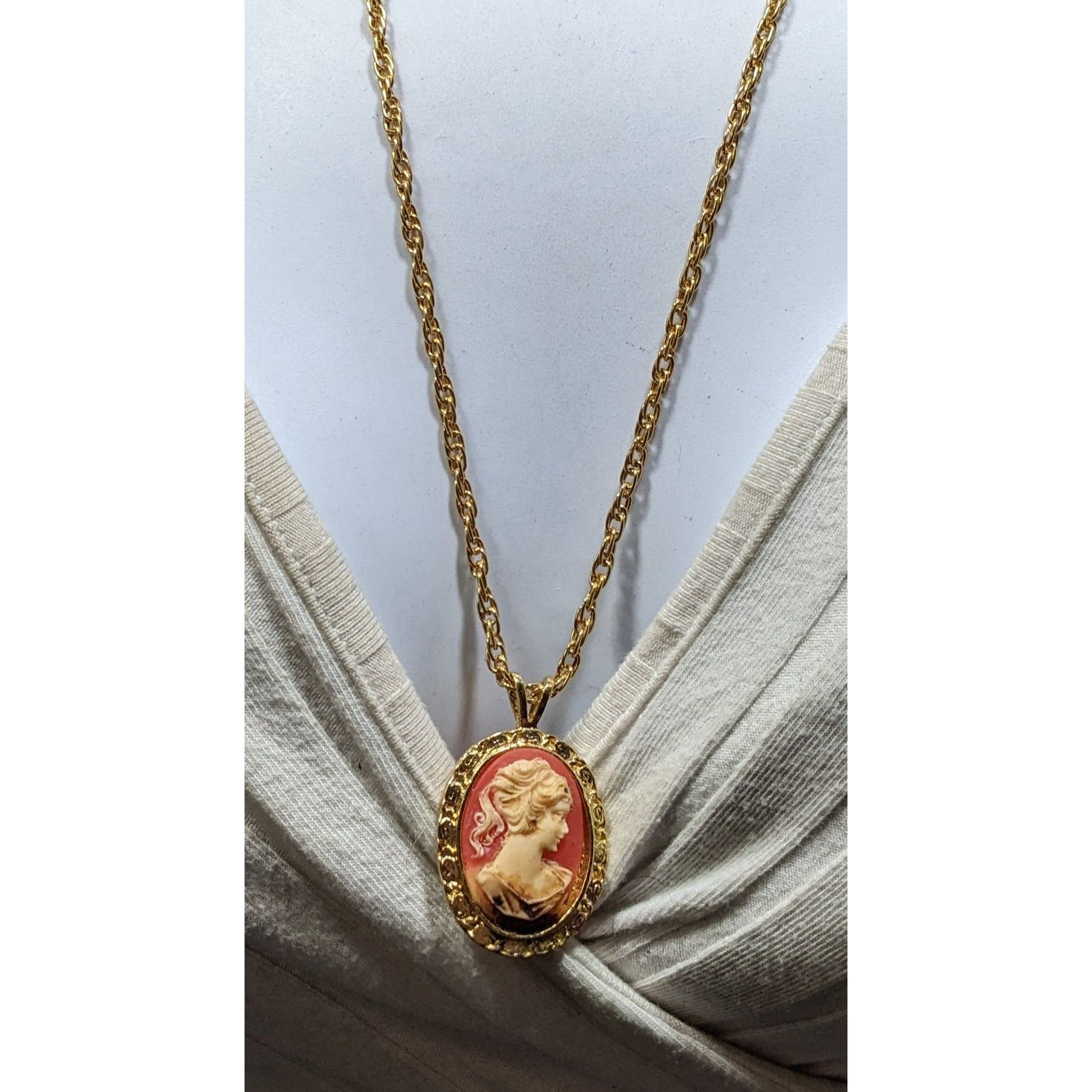 Other Vintage Cameo Pendant Necklace With Ornate Chain & Intricate Size ONE SIZE - 2 Thumbnail