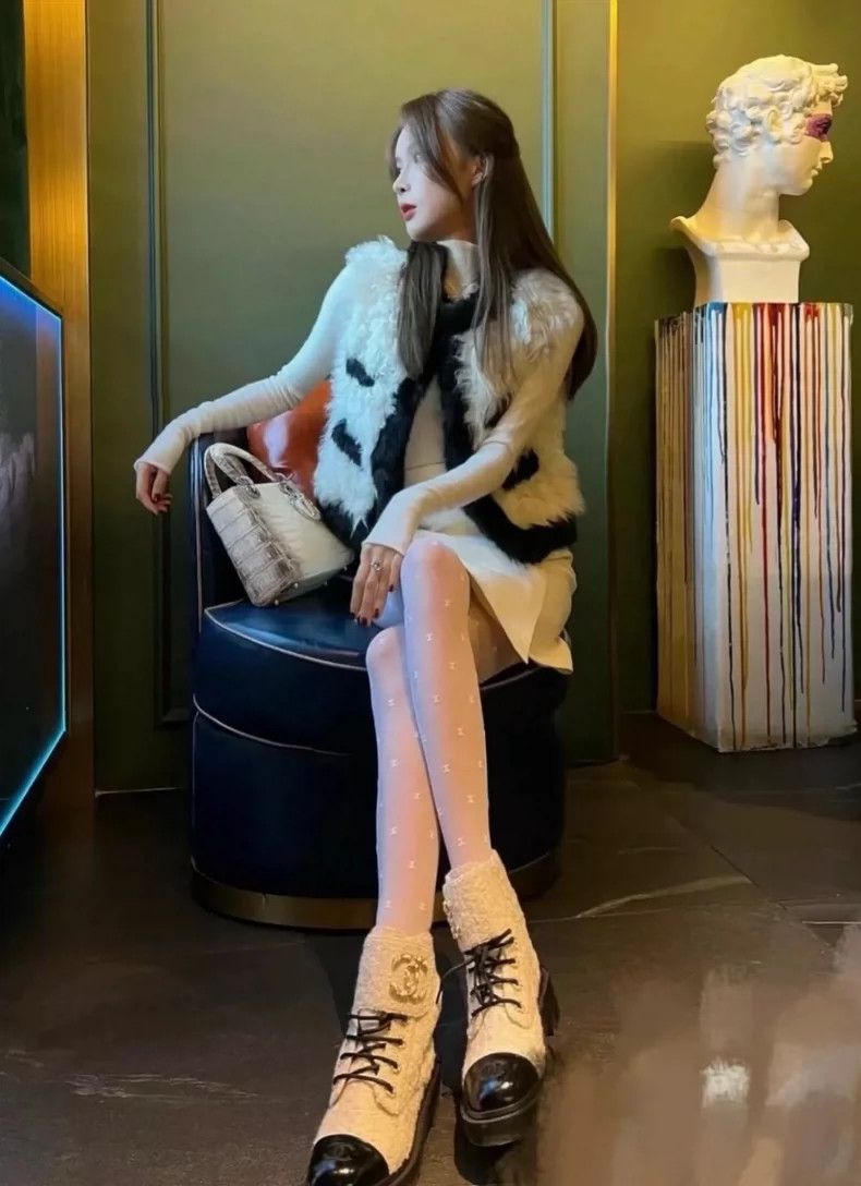 Chanel Chanel 21K black and white color-matched wool fur vest 2504 Size S / US 4 / IT 40 - 9 Thumbnail