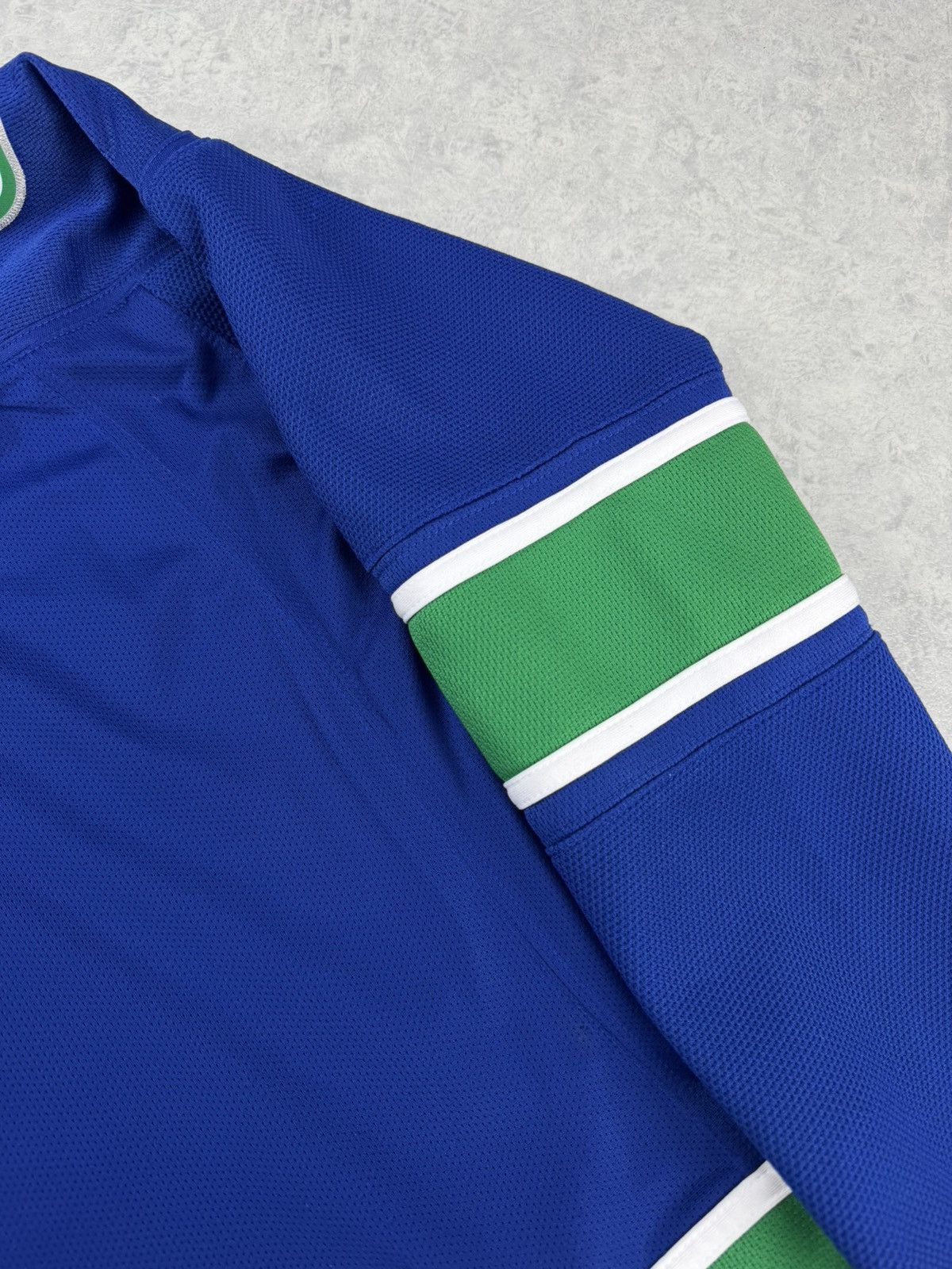 NHL Reebok NHL Vancouver Canucks Hockey Jersey Womens M Size M / US 6-8 / IT 42-44 - 14 Thumbnail