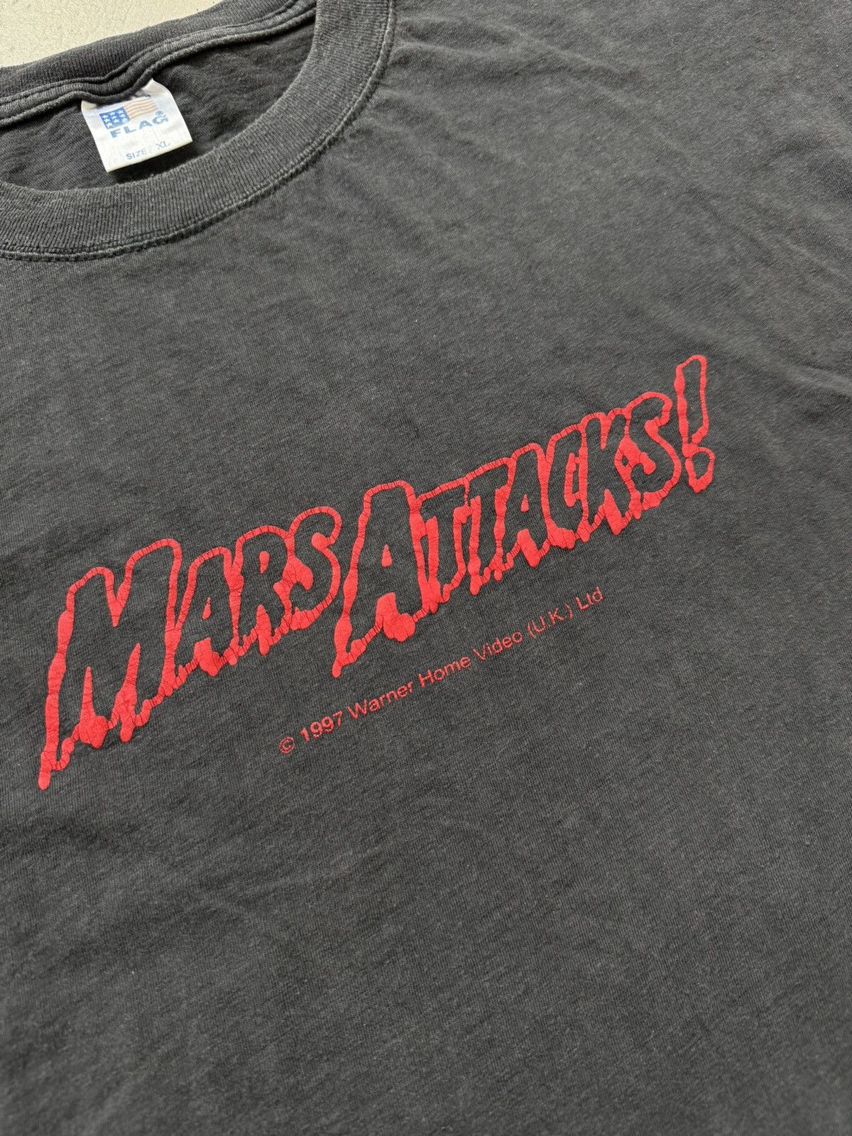 Vintage Vintage Mars Attacks 1997 t shirt rare tee washed boxy Size US XL / EU 56 / 4 - 6 Thumbnail