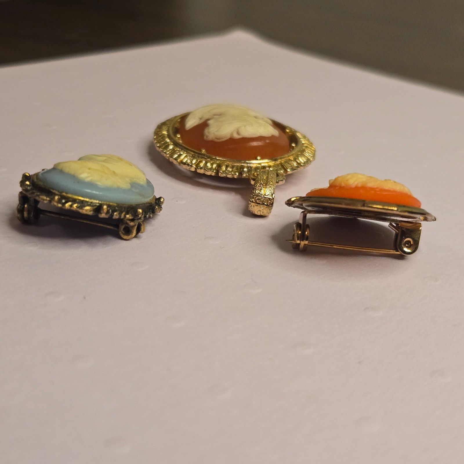 Vintage Vintage Cameo Brooch Pendant Ornate Gold Tone Frame Estate Size ONE SIZE - 3 Thumbnail