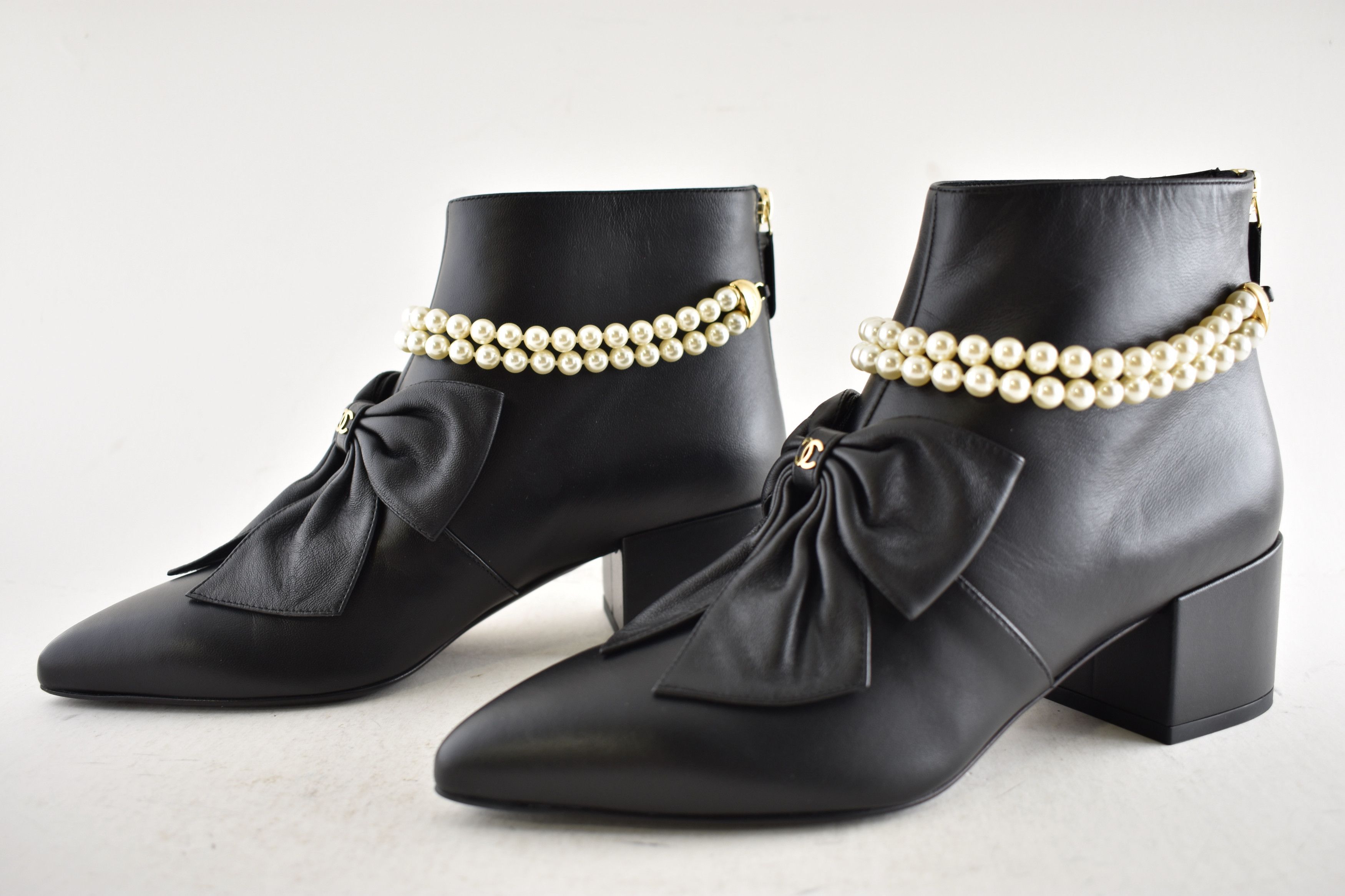 Chanel Chanel 24A Pearl CC Bow Pointed Short Ankle Heel Boots 38 Size US 8 / IT 38 - 16 Thumbnail