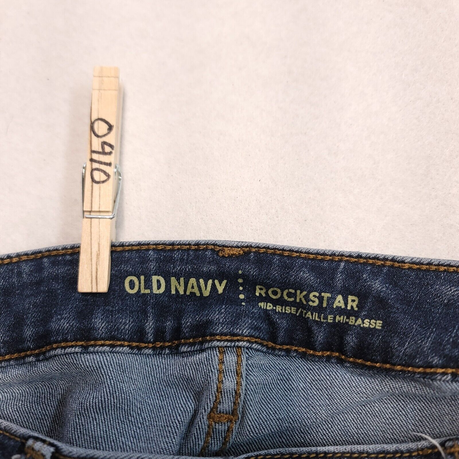 Old Navy Old Navy Mid Rise Medium Wash Jeans Womens Size 2 Blue Size 24" / US 00 / IT 34 - 4 Thumbnail