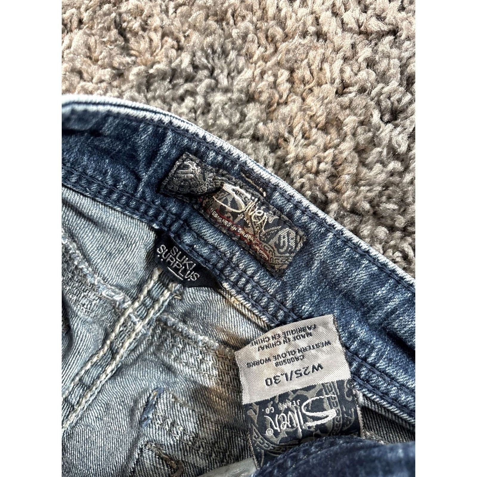 Silver Jeans Co. VINTAGE Silver Jeans Suki Jeans Womens 26x28 Low Rise Light Wash Contrast Stitch Y2K Bootcut Womens Bohemian Blue 26 28 Inseam Mens? Size 26" / US 2 / IT 38 - 6 Thumbnail