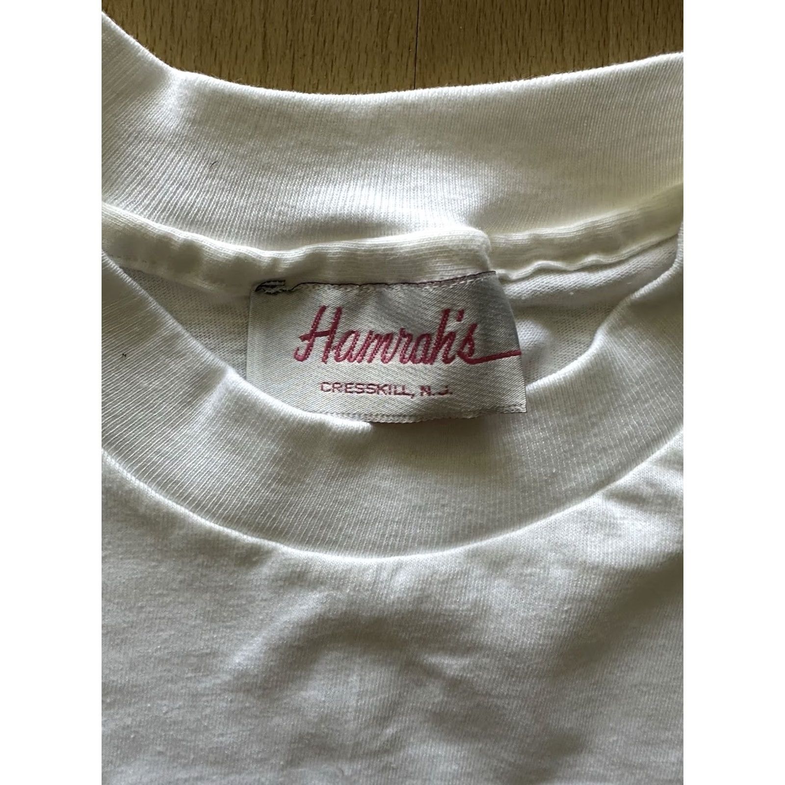 DKNY VINTAGE Hamrahs T-Shirt Unisex Adults XL White 90s Logo Single Stitch DC Comics/MaxMara/KORS/DKNY? Size US XL / EU 56 / 4 - 3 Thumbnail