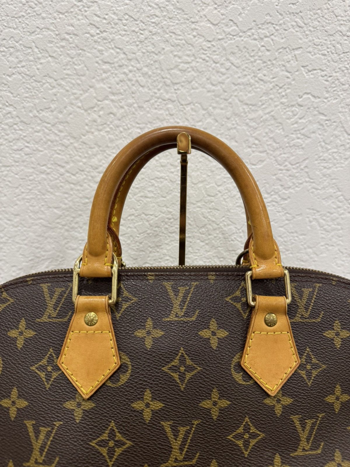 Louis Vuitton Louis Vuitton Alma PM Monogram Handbag Size ONE SIZE - 3 Thumbnail