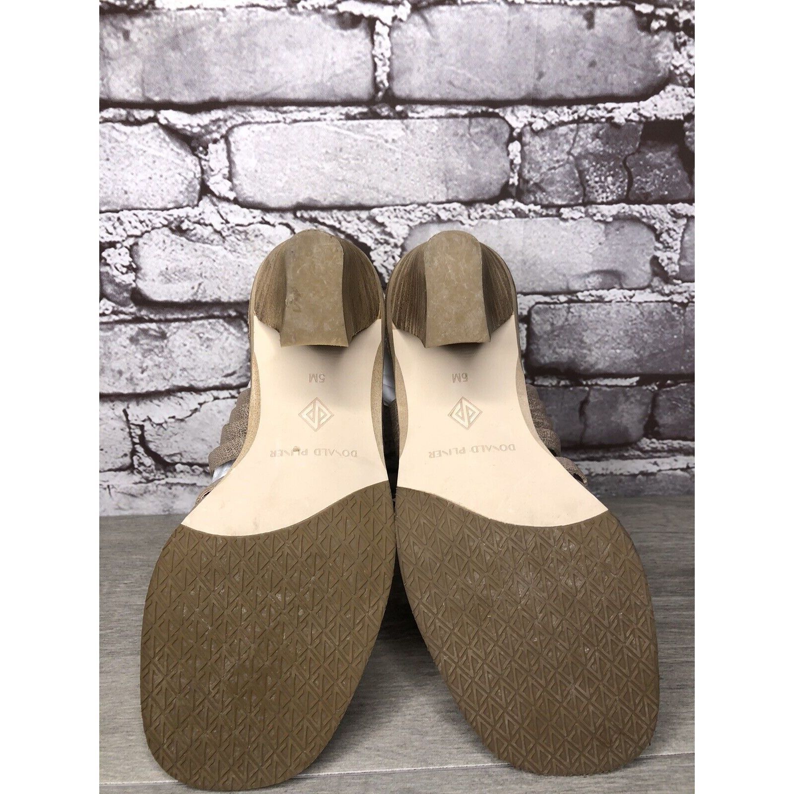 Donald Pliner Donald Pliner Junnah Gold Metallic Leather Ankle Strap Heel Size US 5.5 / IT 35.5 - 16 Thumbnail