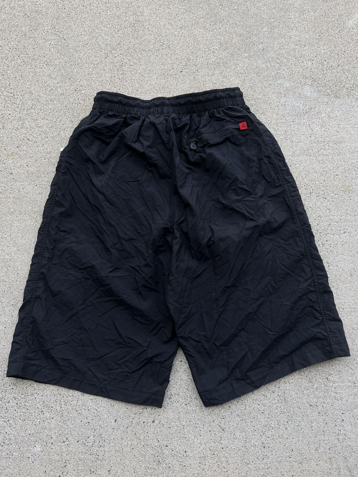 Jordan Brand 2000s Jordan Black/Red Relaxed Fit Hybrid Shorts Size L Size US 36 / EU 52 - 2 Thumbnail