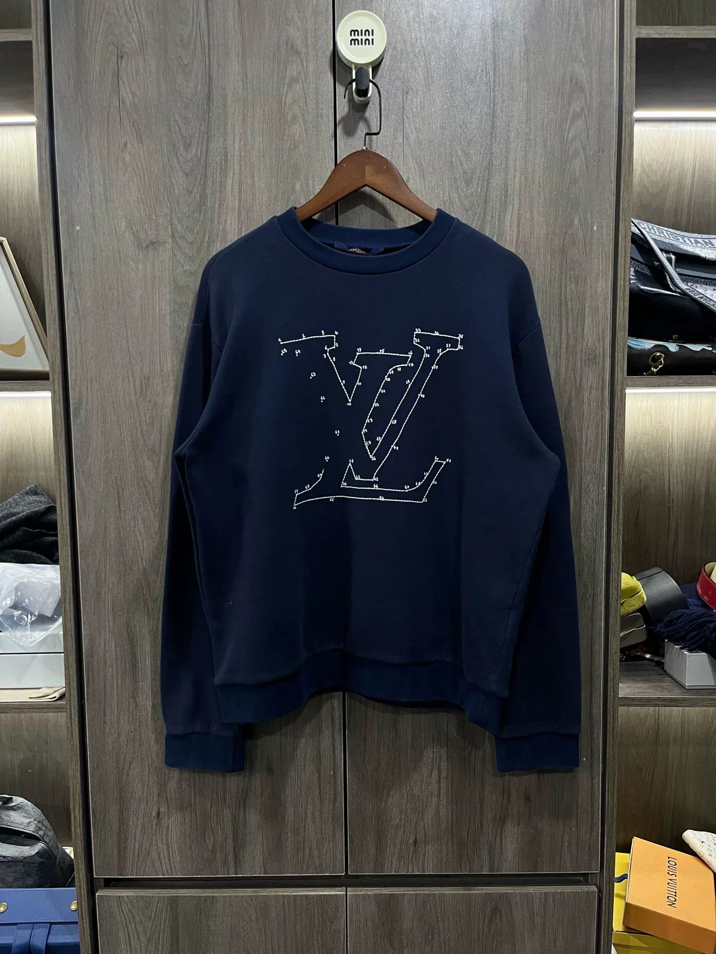 Louis Vuitton Louis Vuitton LV Embroidered Sweatshirt M Size US M / EU 48-50 / 2 - 1 Thumbnail