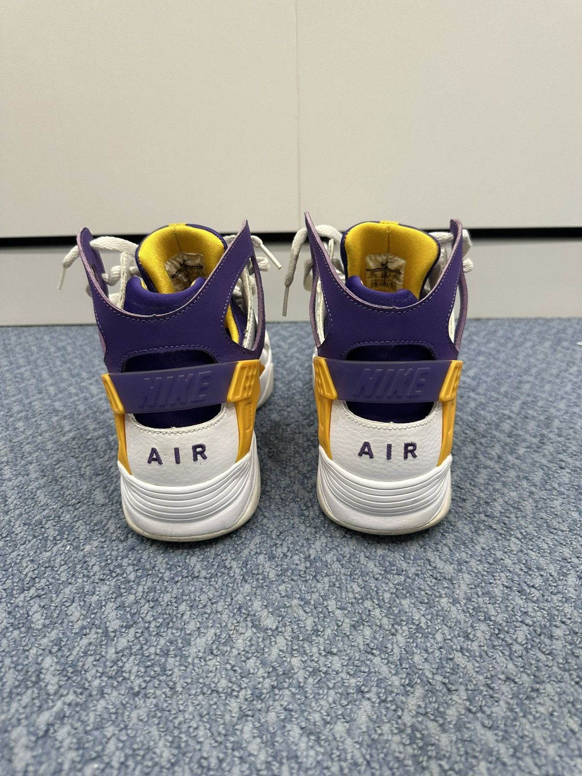 Nike NIKE AIR FLIGHT HUARACHE ‘OG’ Size US 10.5 / EU 43-44 - 3 Thumbnail